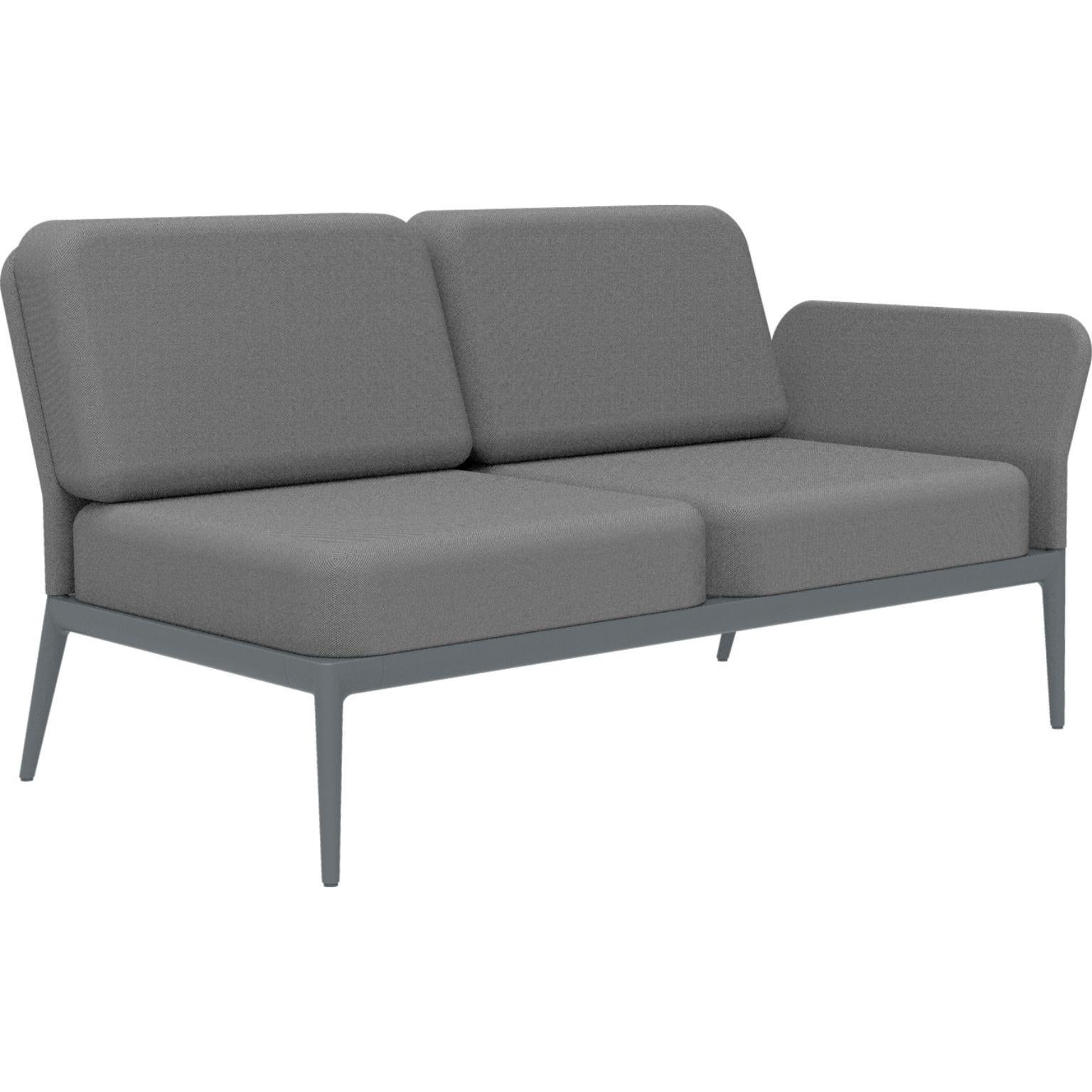 Cover Grau Doppeltes linkes modulares Sofa von MOWEE
Abmessungen: T83 x B148 x H81 cm (Sitzhöhe 42 cm)
MATERIAL: Aluminium und Polstermaterial.
Gewicht: 29 kg.
Auch in verschiedenen Farben und Ausführungen erhältlich. Bitte kontaktieren Sie