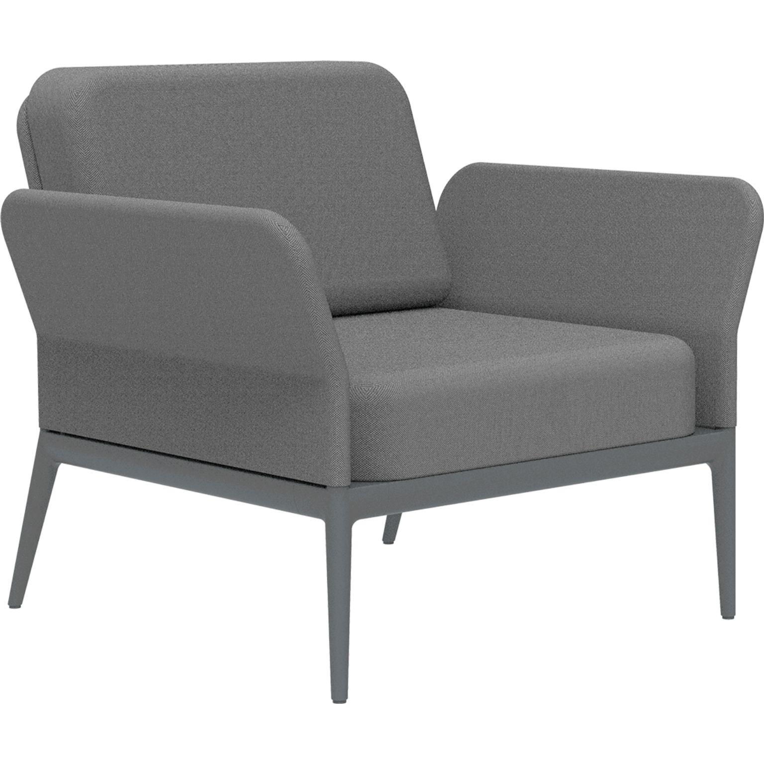 Funda Silla longue gris de MOWEE
Dimensiones: P83 x An91 x Al81 cm (altura del asiento 42 cm).
Material: Aluminio y tapicería.
Peso: 20 kg.
También disponible en diferentes colores y acabados. 

Una colección inconfundible por su belleza y robustez.