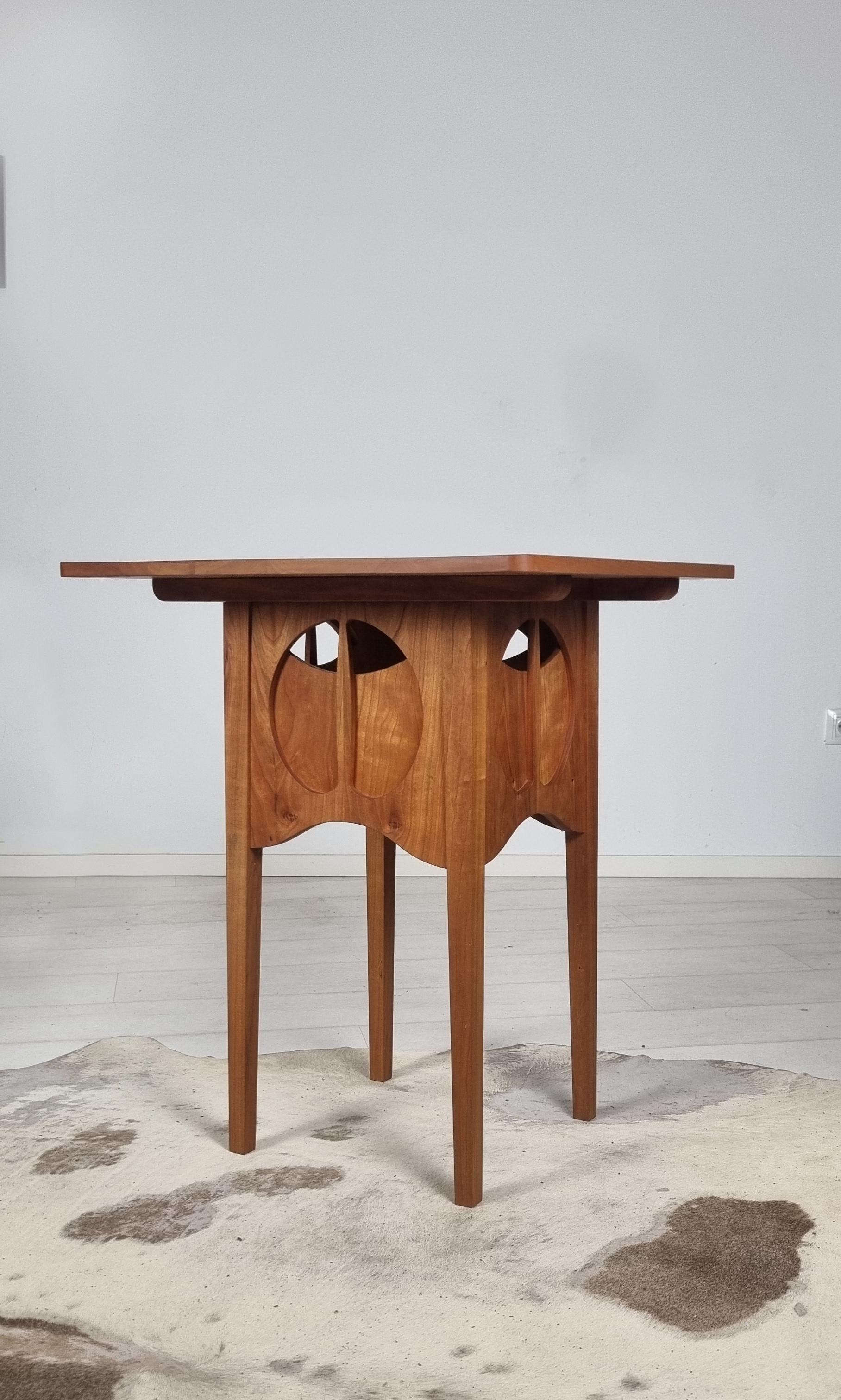 Elegante table artisanale en merisier noir 

Cette table élégante réinterprète la table à cartes emblématique de Charles Rennie Mackintosh, conçue à l'origine pour les salons de thé d'Argyle Street à Glasgow, en 1888-89. Cette 