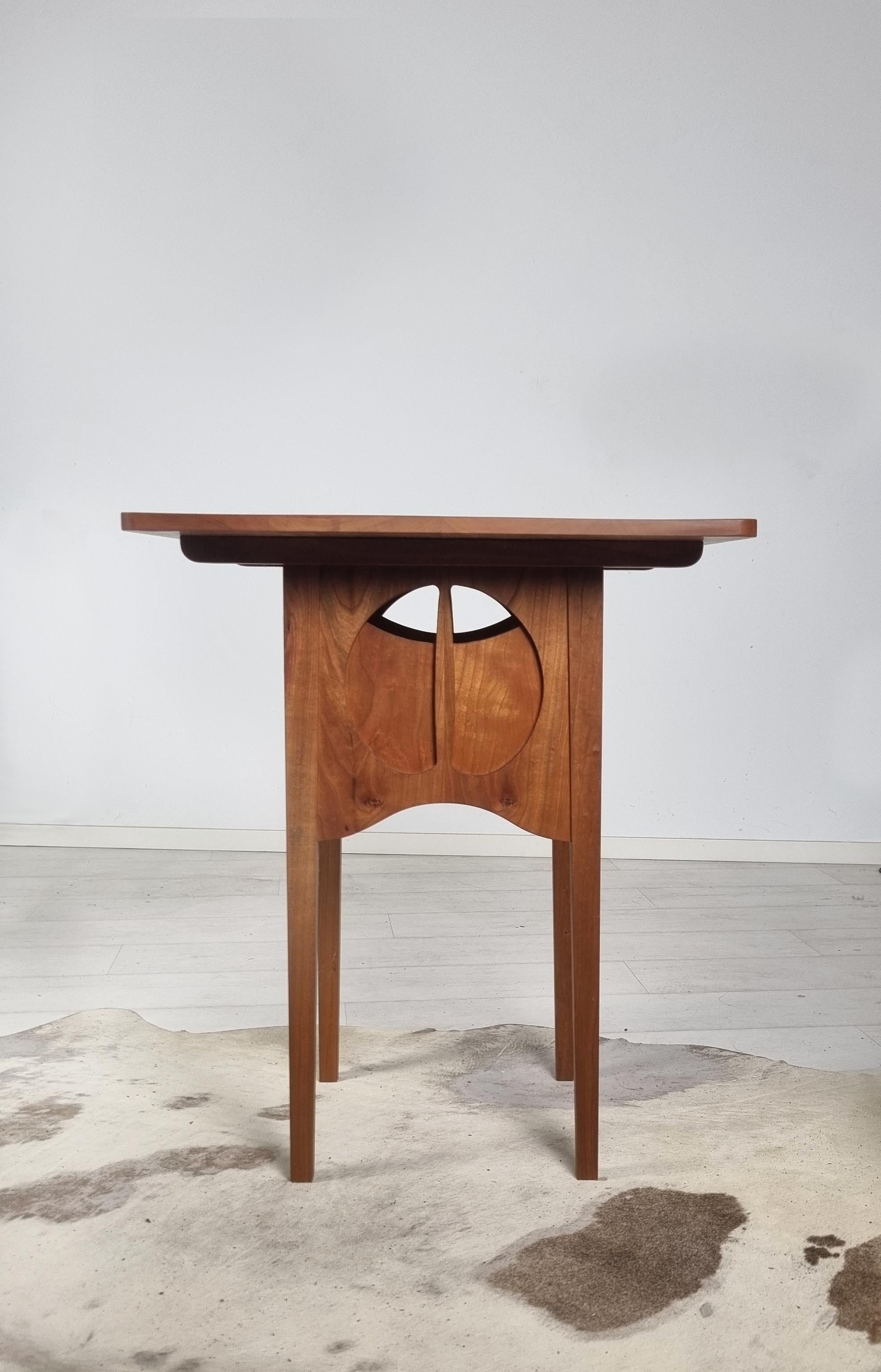 Arts and Crafts Table d'appoint artisanale Art Nouveau en cerisier noir par Frank Buschmann en vente