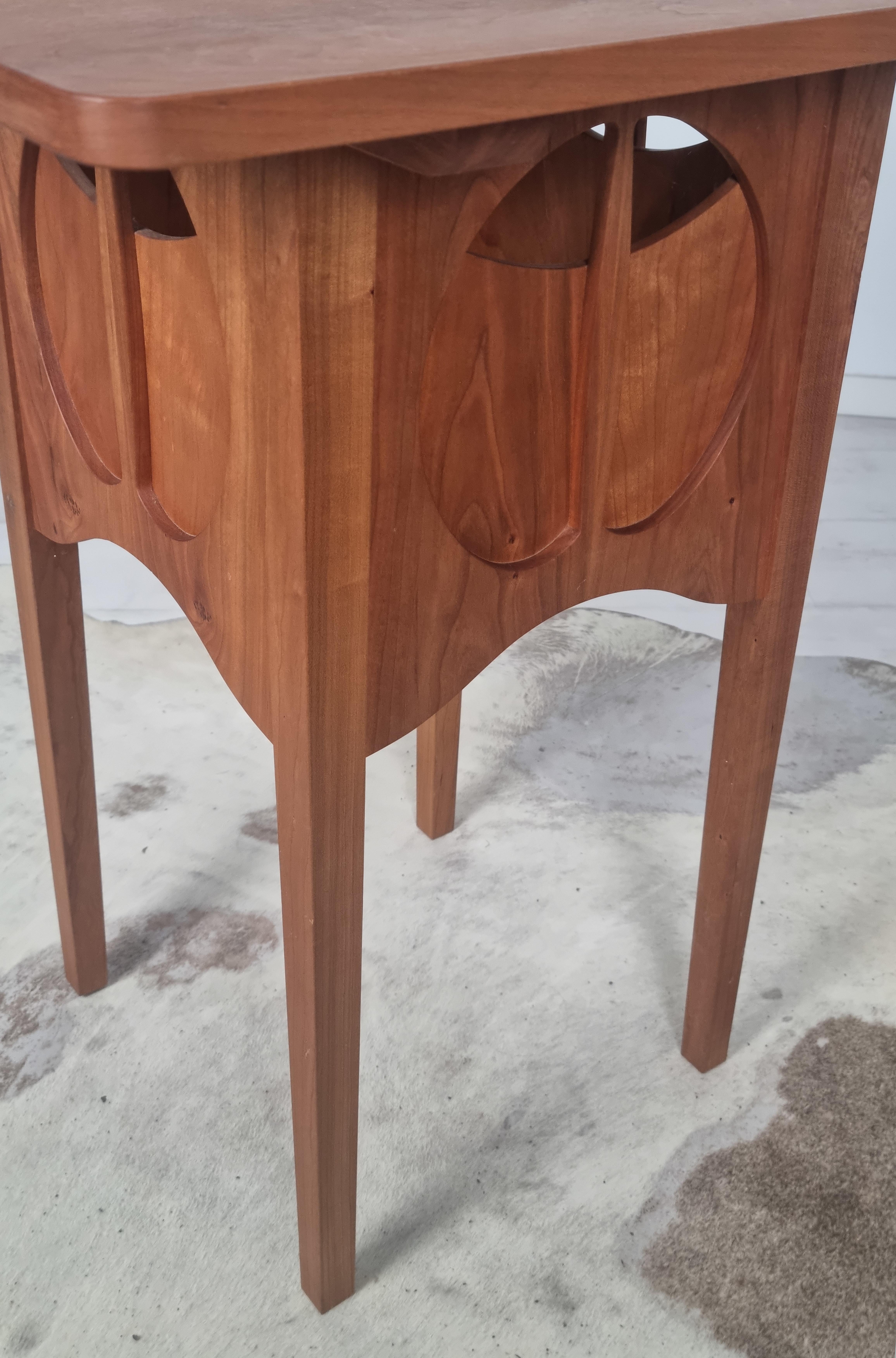 Espagnol Table d'appoint artisanale Art Nouveau en cerisier noir par Frank Buschmann en vente