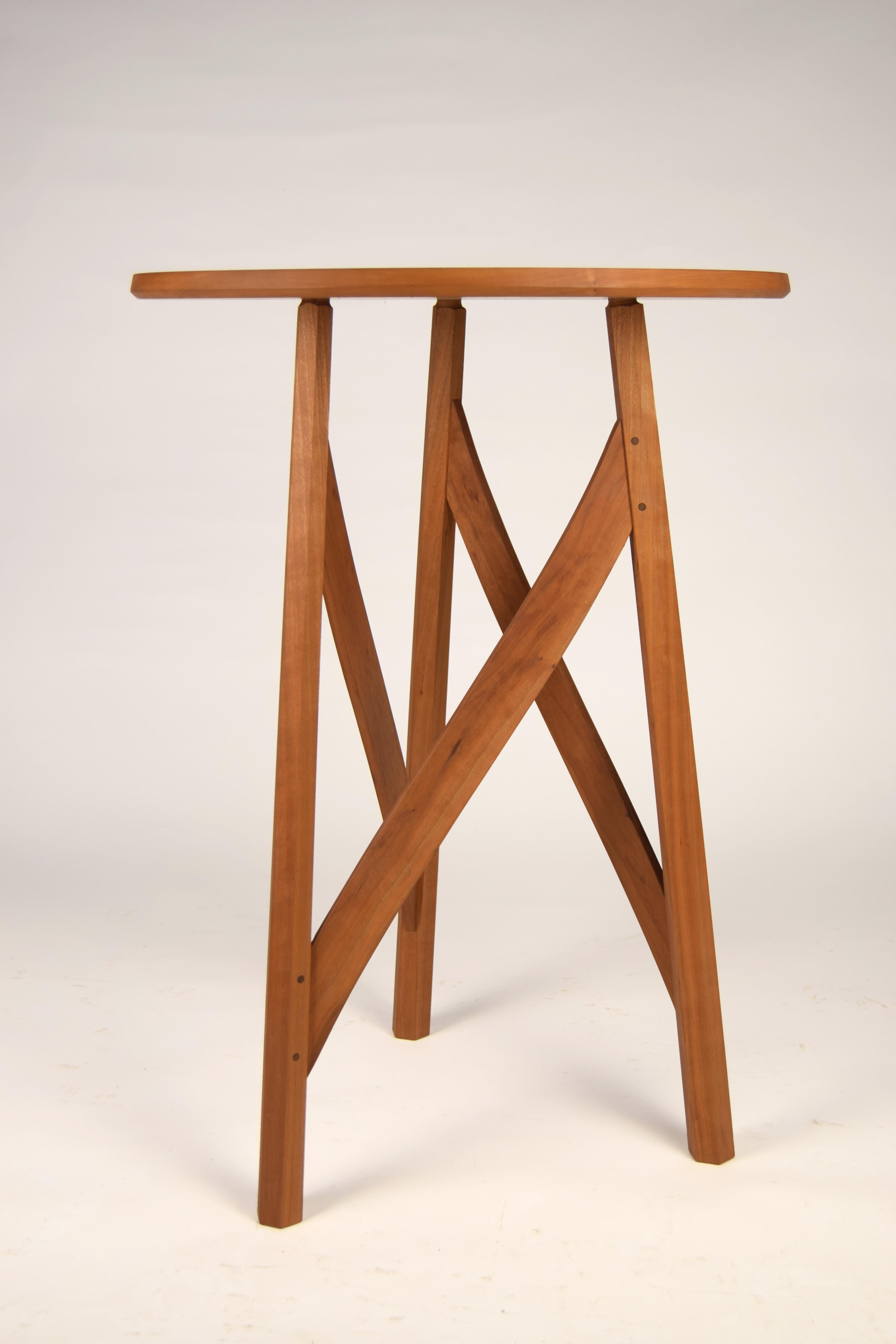 Élégante table artisanale en merisier avec pieds hexagonaux fuselés

Cette pièce est ce que j'appelle une 