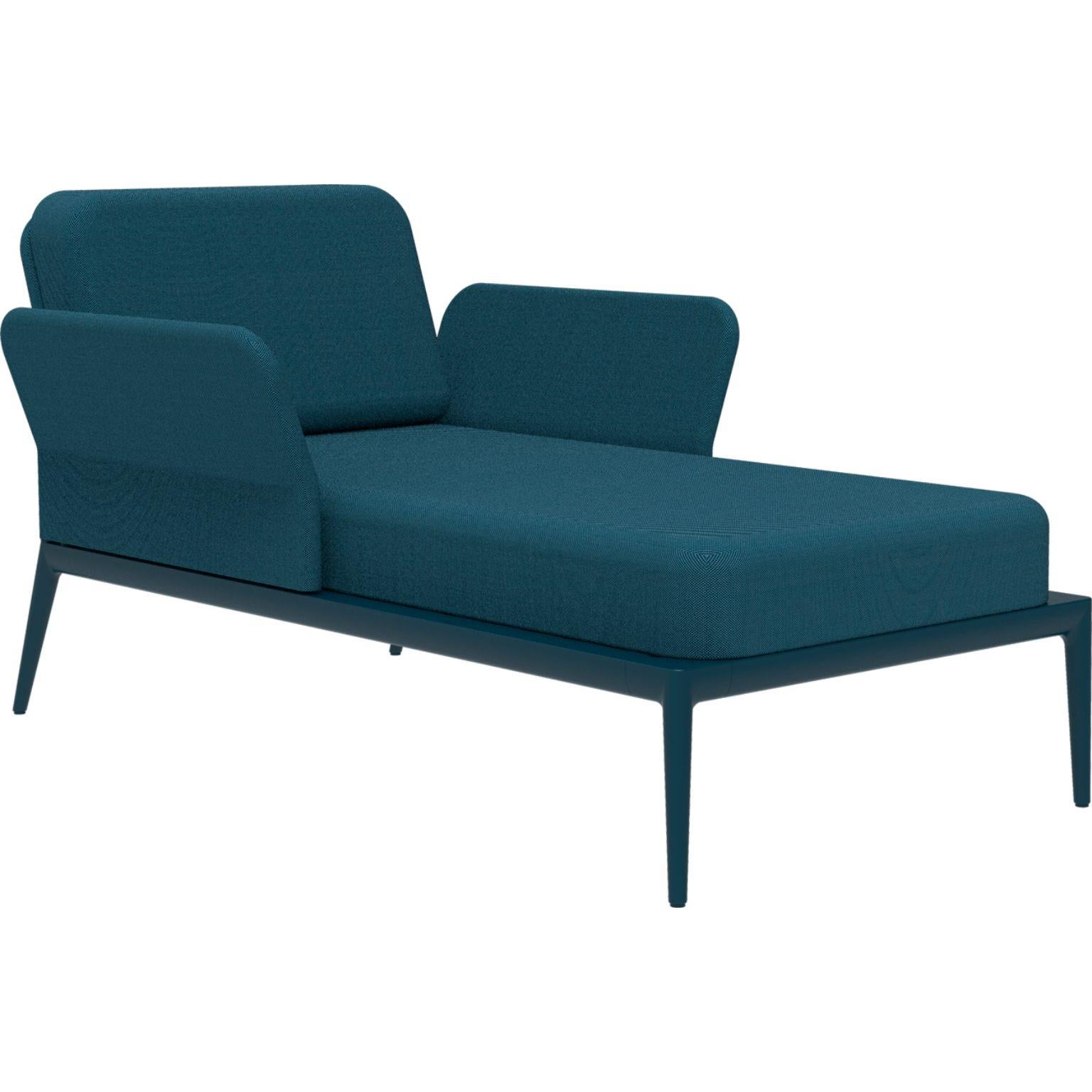 Cover navy divan by MOWEE.
Dimensions: D91 x W155 x H81 cm (seat height 42 cm).
Material: Aluminum and upholstery.
Weight: 30 kg.
Also available in different colors and finishes.

An unmistakable collection for its beauty and robustness. A