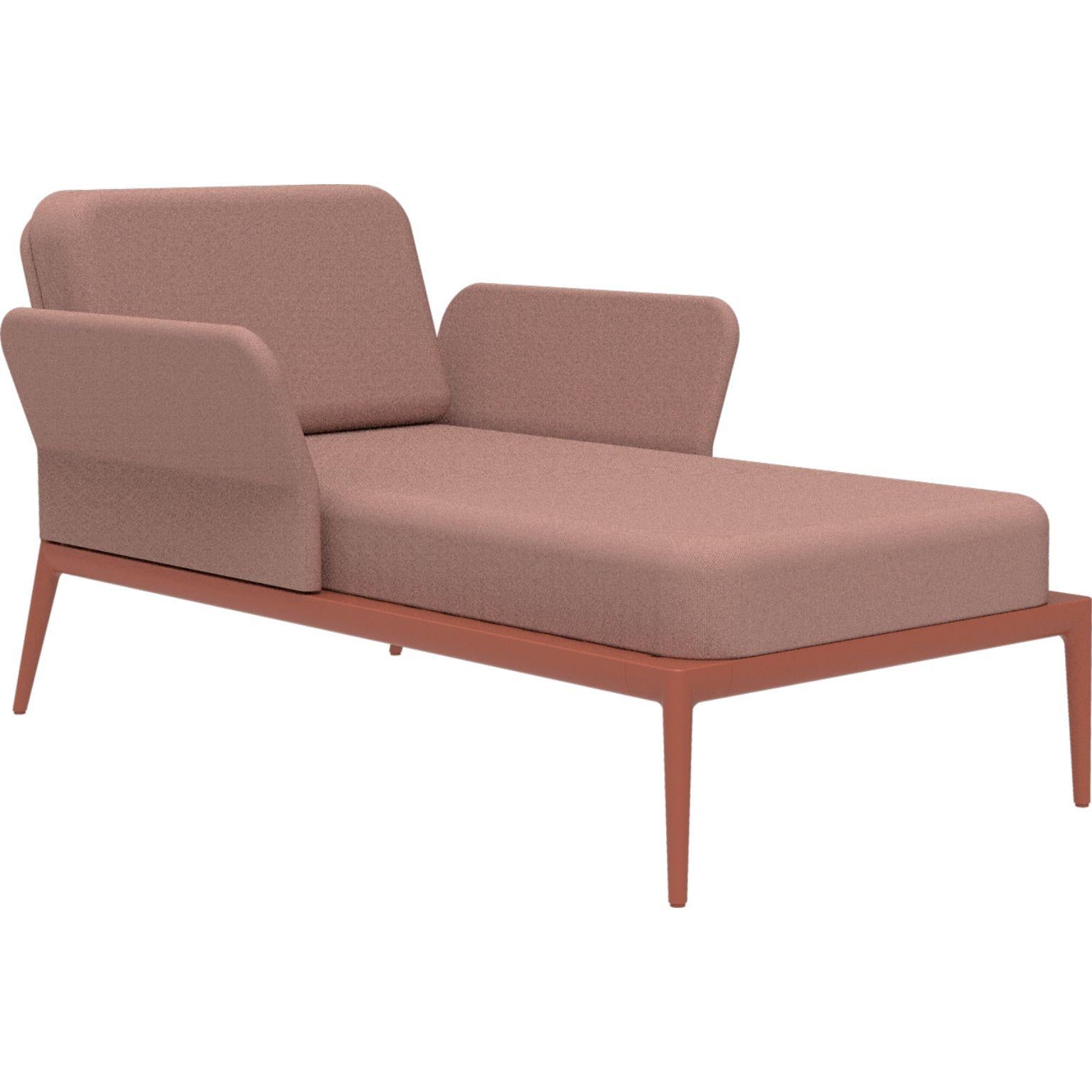Cover salmon divan by MOWEE.
Dimensions: D91 x W155 x H81 cm (seat height 42 cm).
Material: Aluminum and upholstery.
Weight: 30 kg.
Also available in different colors and finishes.

An unmistakable collection for its beauty and robustness. A