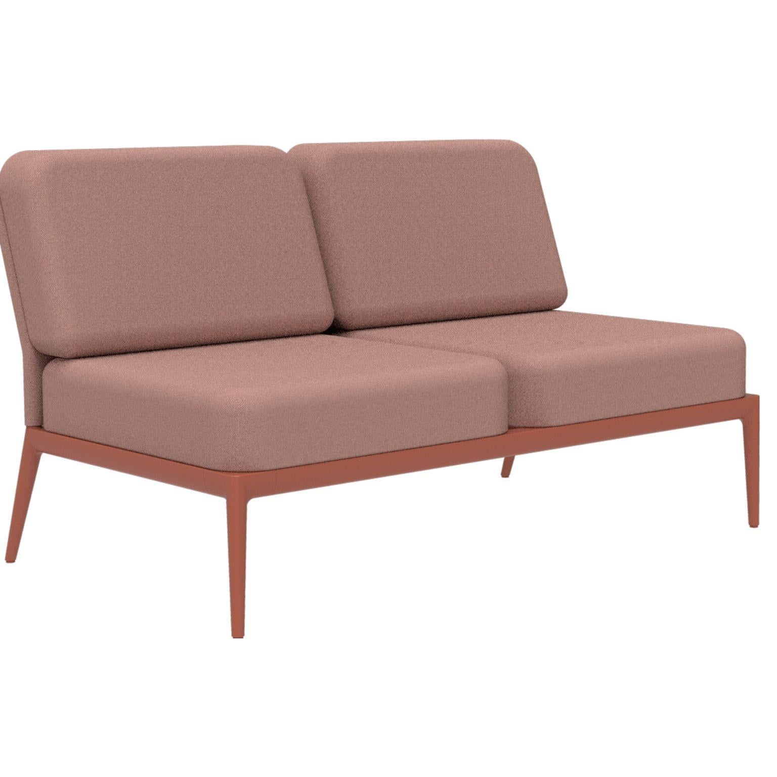 Funda Sofá Modular Central Doble Azul Marino by MOWEE.
Dimensiones: D83 x A136 x A81 cm (altura del asiento 42 cm).
Material: Aluminio y tapicería.
Peso: 27 kg.
También disponible en diferentes colores y acabados.

Una colección inconfundible por su