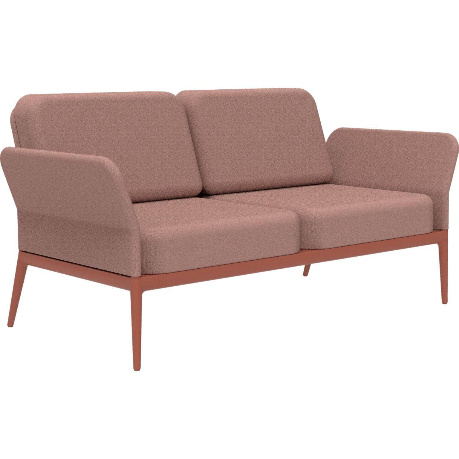 Cover Salmon Sofa by MOWEE.
Dimensions: D 83 x W 160 x H 81 cm (seat height 42 cm).
Material: Aluminum and upholstery.
Weight: 32 kg.
Also available in different colors and finishes.

An unmistakable collection for its beauty and robustness. A