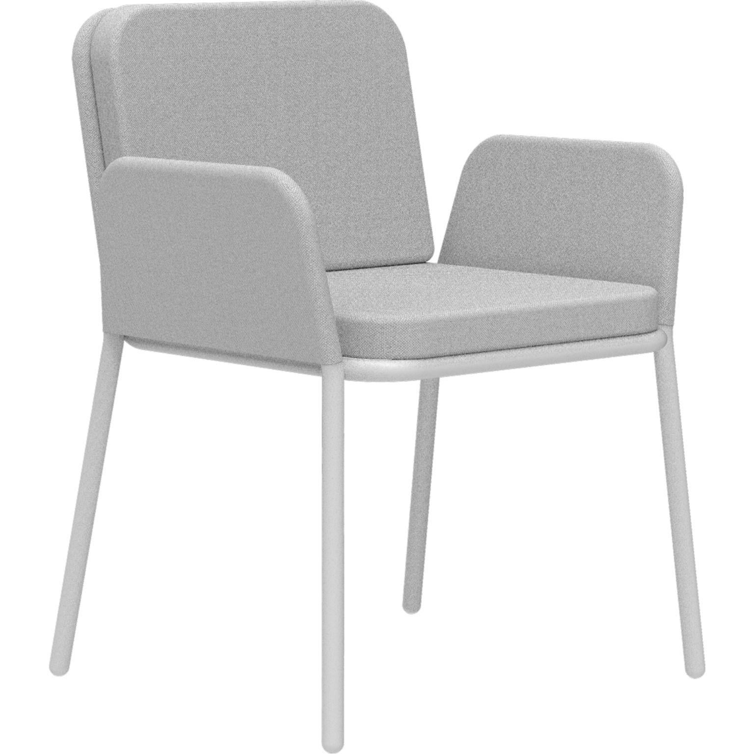 Cover White Armchair by Mowee
Dimensions: D 60 x W 62 x H 83 cm (seat height 48 cm)
Material: Aluminum and upholstery.
Weight: 5 kg.
Also available in different colors and finishes.

An unmistakable collection for its beauty and robustness. A