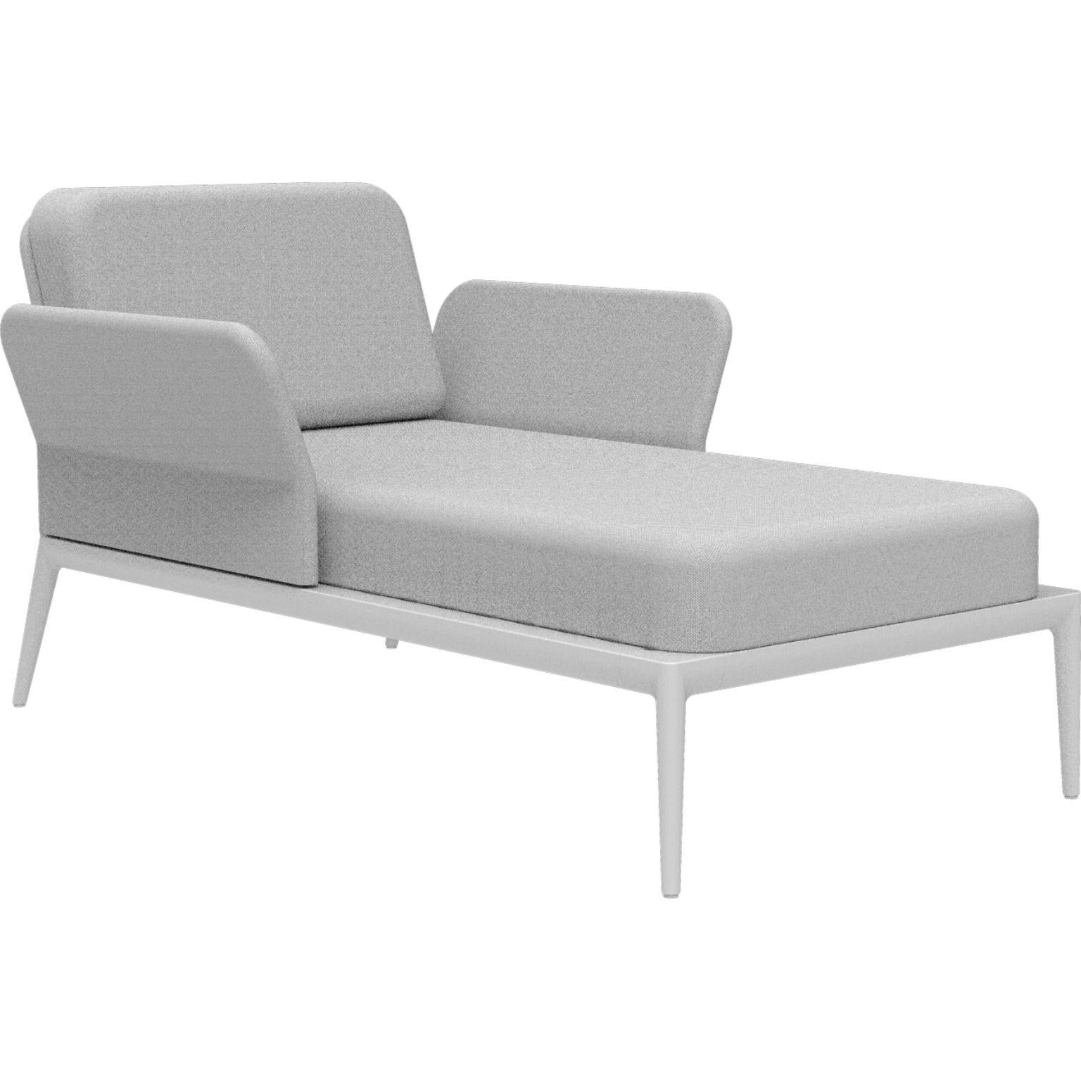 Tapa diván blanco de MOWEE.
Dimensiones: P91 x An155 x Al81 cm (altura del asiento 42 cm).
Material: aluminio y tapicería.
Peso: 30 kg.
También disponible en diferentes colores y acabados.

Una colección inconfundible por su belleza y
