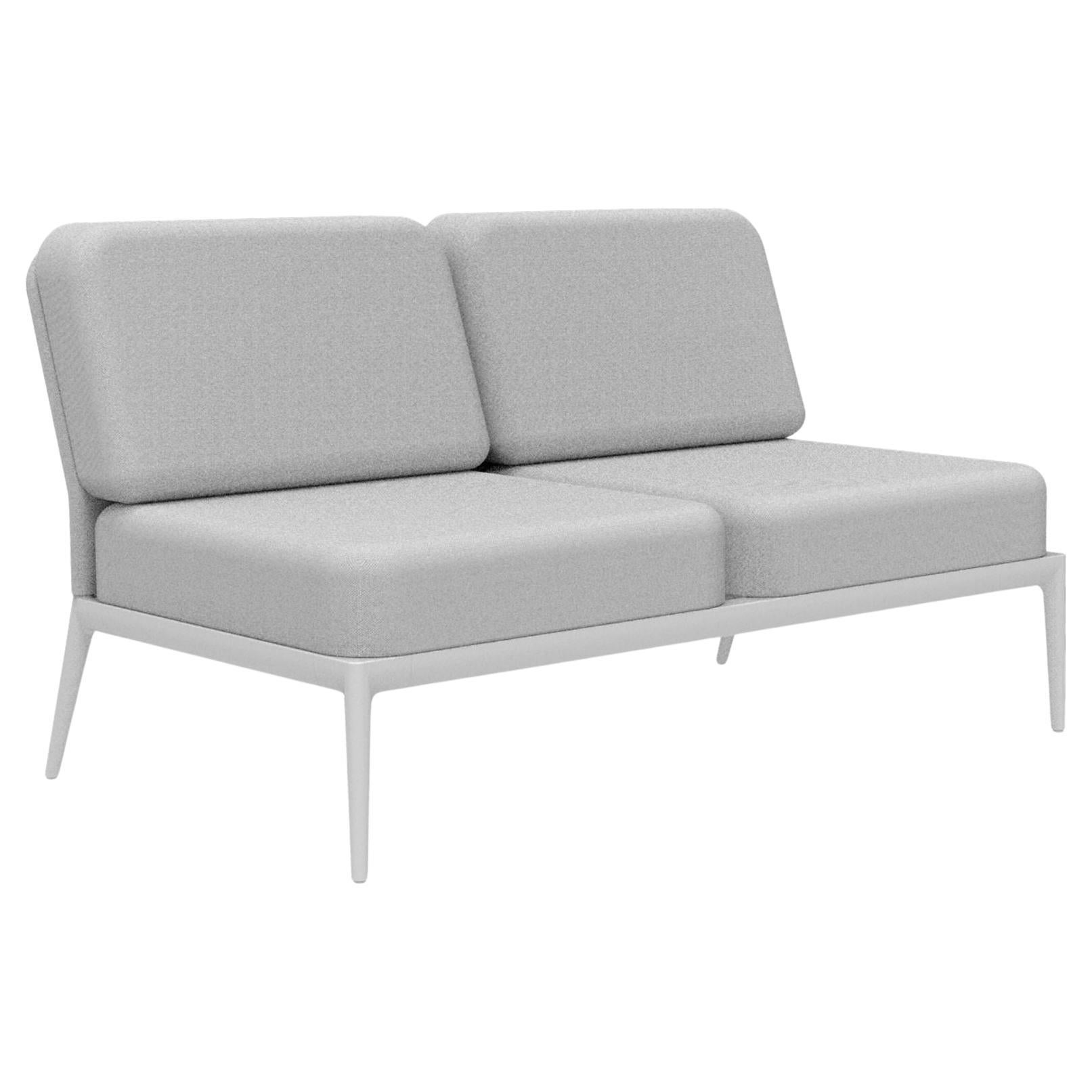 Modulares Sofa mit weißer Deckel in der Mitte von MOWEE