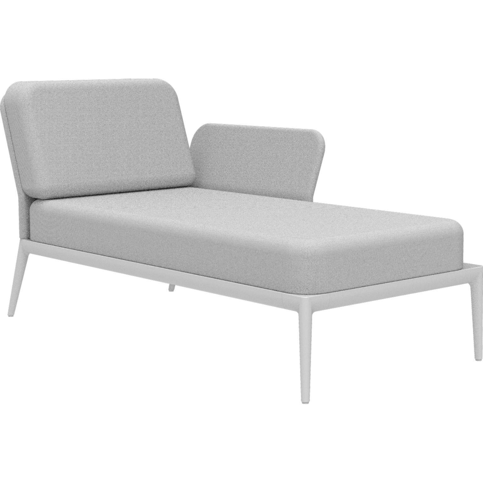 Cover White Left Chaise Longue by MOWEE
Dimensions: D80 x W155 x H81 cm (seat height 42 cm).
Material: Aluminum and upholstery.
Weight: 28 kg.
Also available in different colors and finishes. Please contact us.

An unmistakable collection for