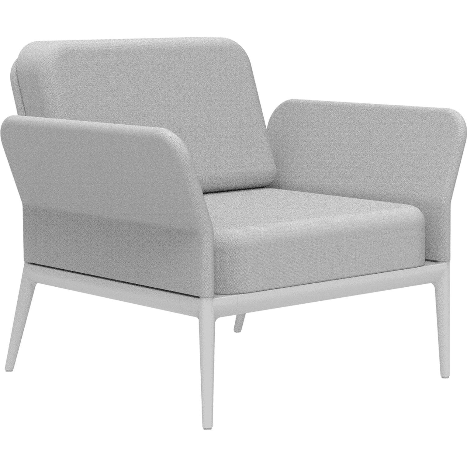 Housse Chaise longue blanche par MOWEE
Dimensions : D83 x L91 x H81 cm (hauteur d'assise 42 cm).
Matériau : Aluminium et rembourrage.
Poids : 20 kg.
Également disponible en différentes couleurs et finitions. 

Une collection incontournable pour sa