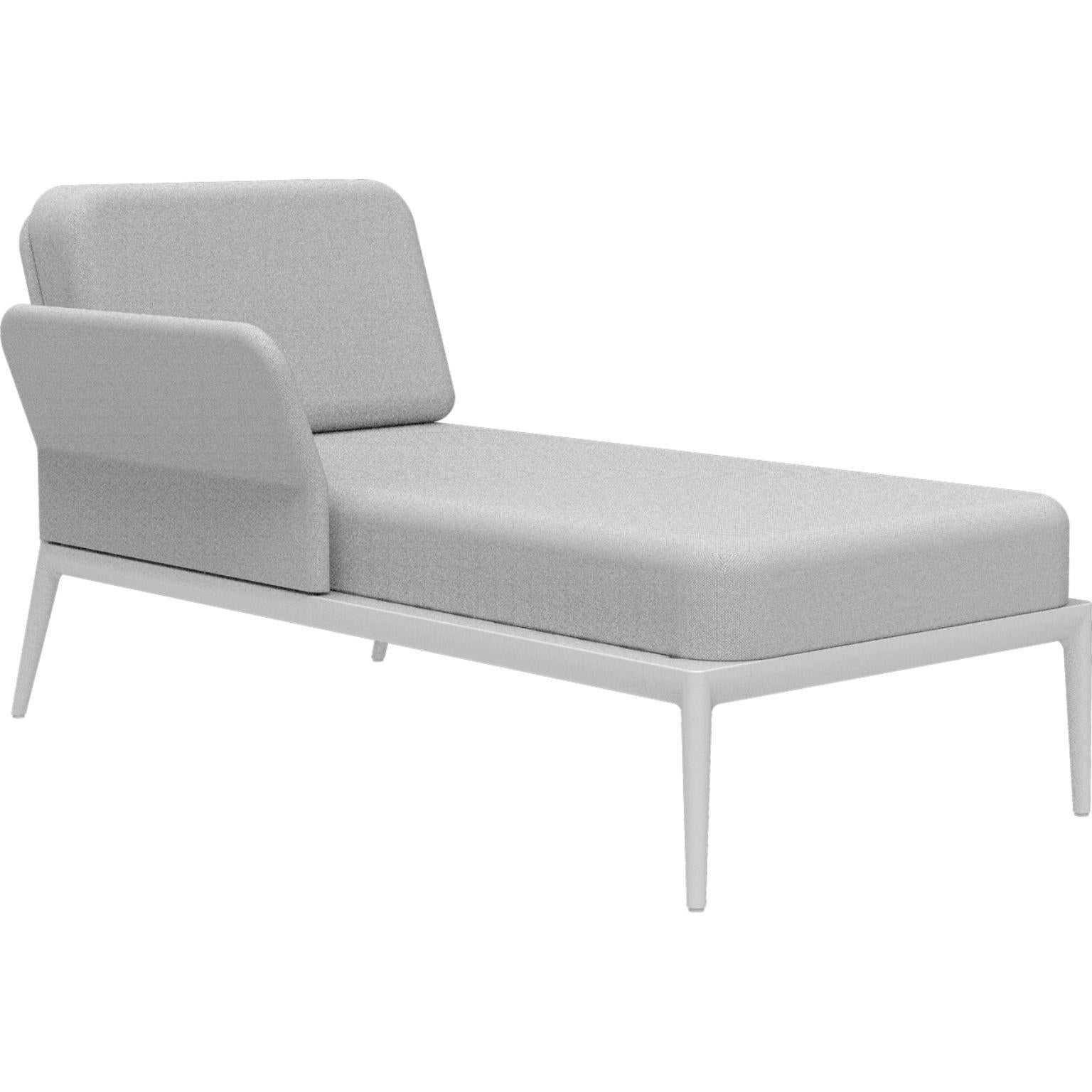 Cover White Right Chaise Longue by MOWEE
Dimensions: D 80 x W 155 x H 81 cm (seat height 42 cm).
Material: Aluminum and upholstery.
Weight: 28 kg.
Also available in different colors and finishes. Please contact us.

An unmistakable collection