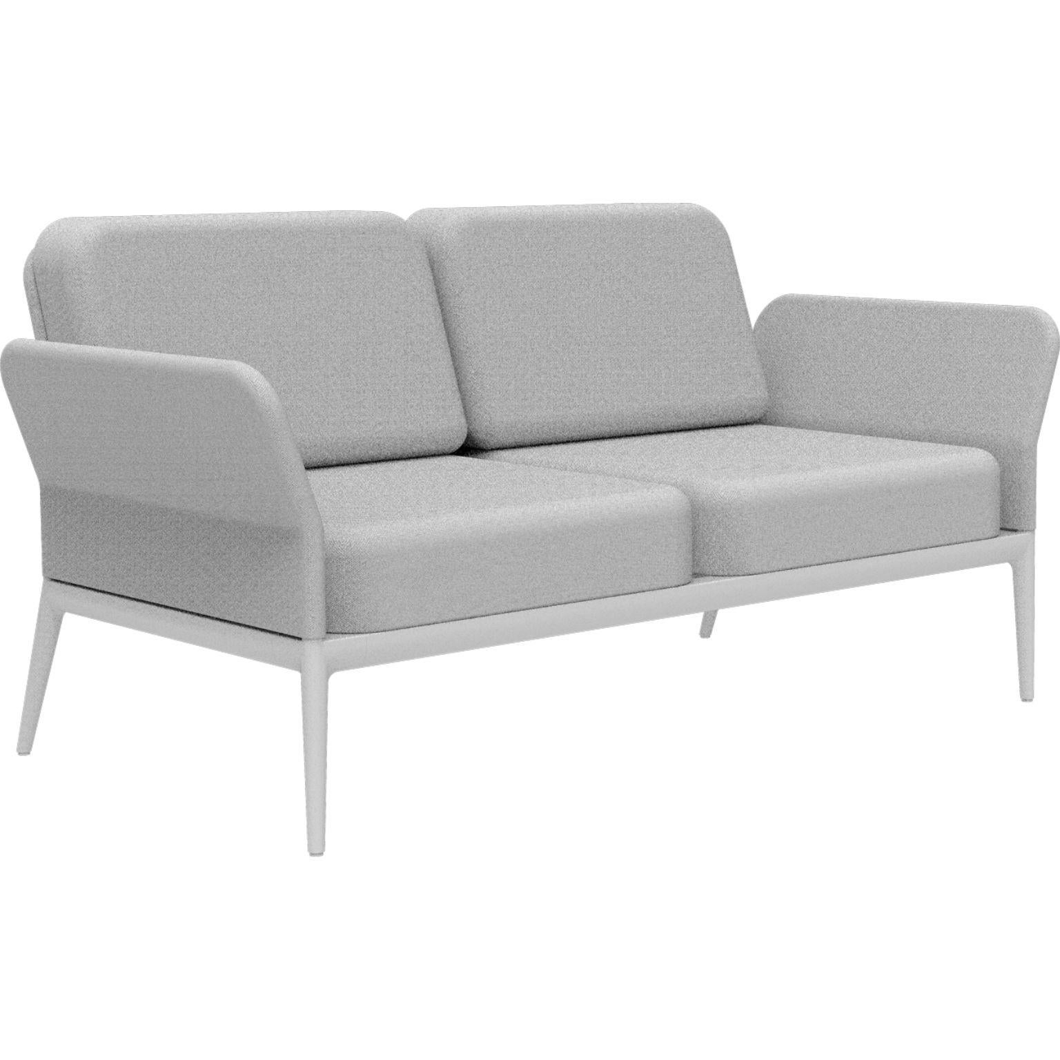 Cover white sofa by MOWEE
Dimensions: D83 x W160 x H81 cm (seat height 42 cm).
Material: Aluminum and upholstery.
Weight: 32 kg.
Also available in different colors and finishes. 

An unmistakable collection for its beauty and robustness. A