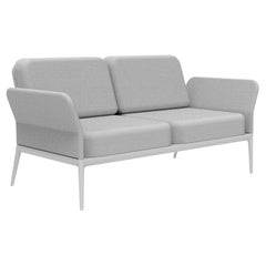 Weißes Sofa mit Deckenbezug von MOWEE