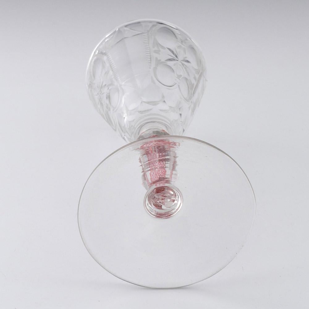 Bedeckter böhmischer Kelch mit farbigem Twist Stem um 1740 (Glas) im Angebot