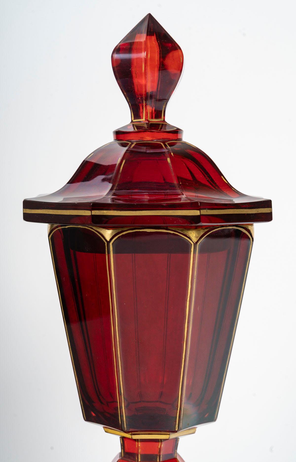 Ciotola coperta in cristallo di Boemia rosso e oro, XIX secolo.

Ciotola rivestita in cristallo di Boemia rosso e oro del XIX secolo, periodo Napoleone III.
H. 38cm, P. 14cm