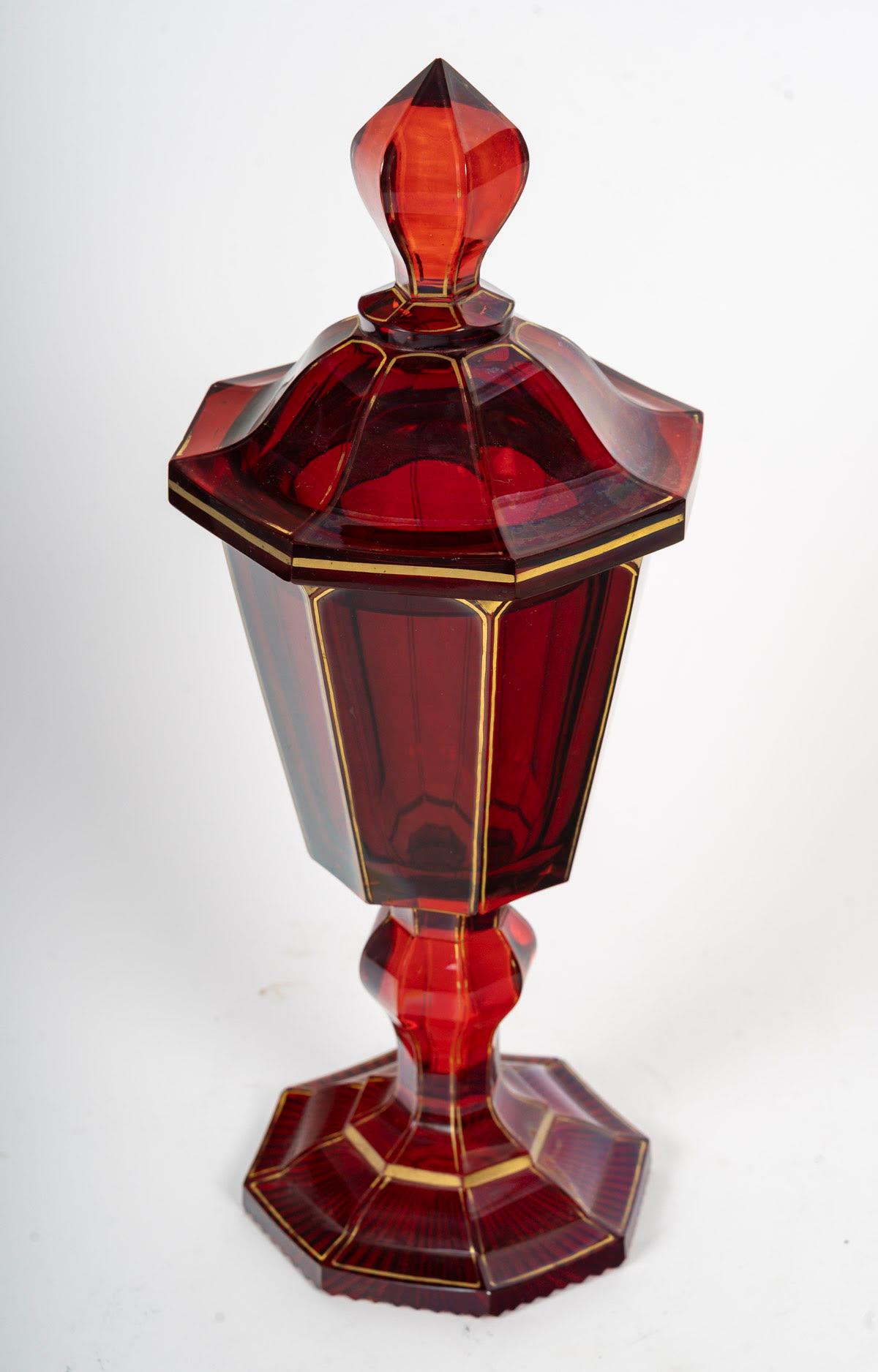 Napoleone III Ciotola coperta in cristallo di Boemia rosso e oro, XIX secolo. in vendita