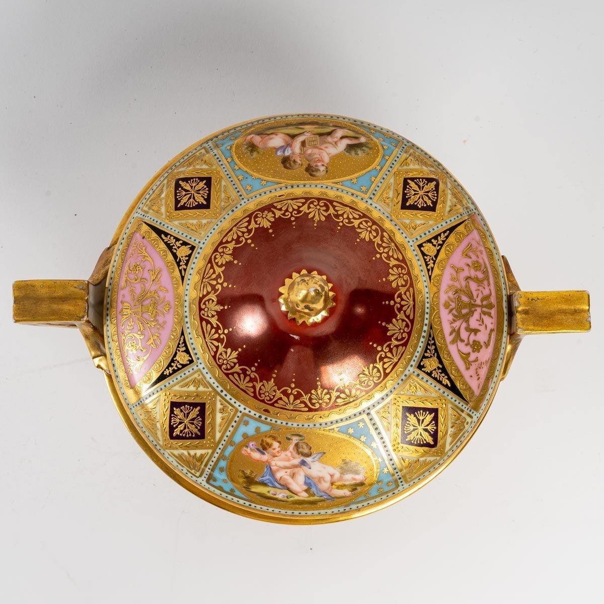 Covered Bowl, Rich Enameled Decoration, 19th Century In Good Condition For Sale In Saint-Ouen, FR