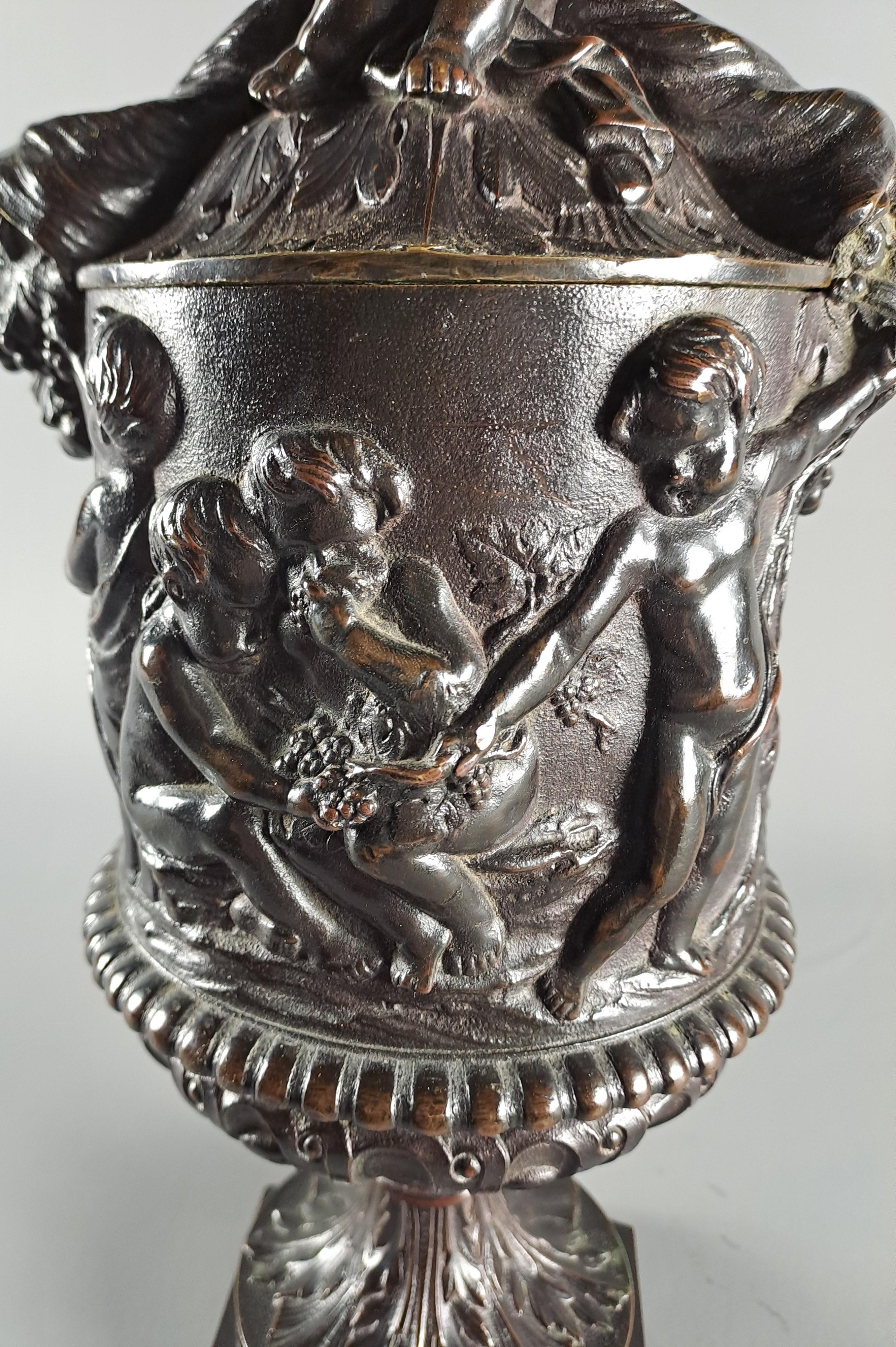Vase couvert en bronze à patine brune décoré de bacchanales et de putti après la mort de l'artiste en vente 3
