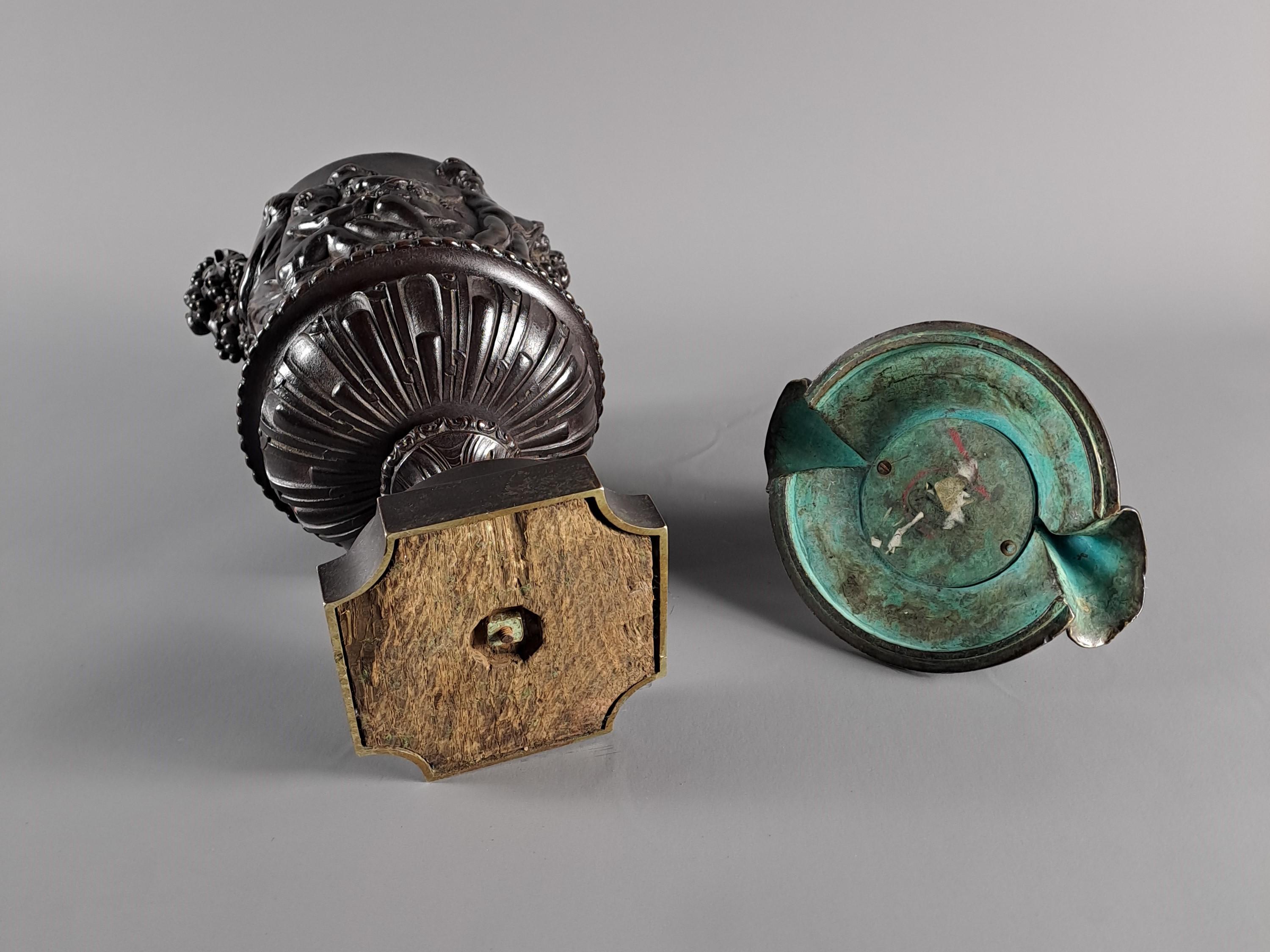 Vase couvert en bronze à patine brune décoré de bacchanales et de putti après la mort de l'artiste en vente 4