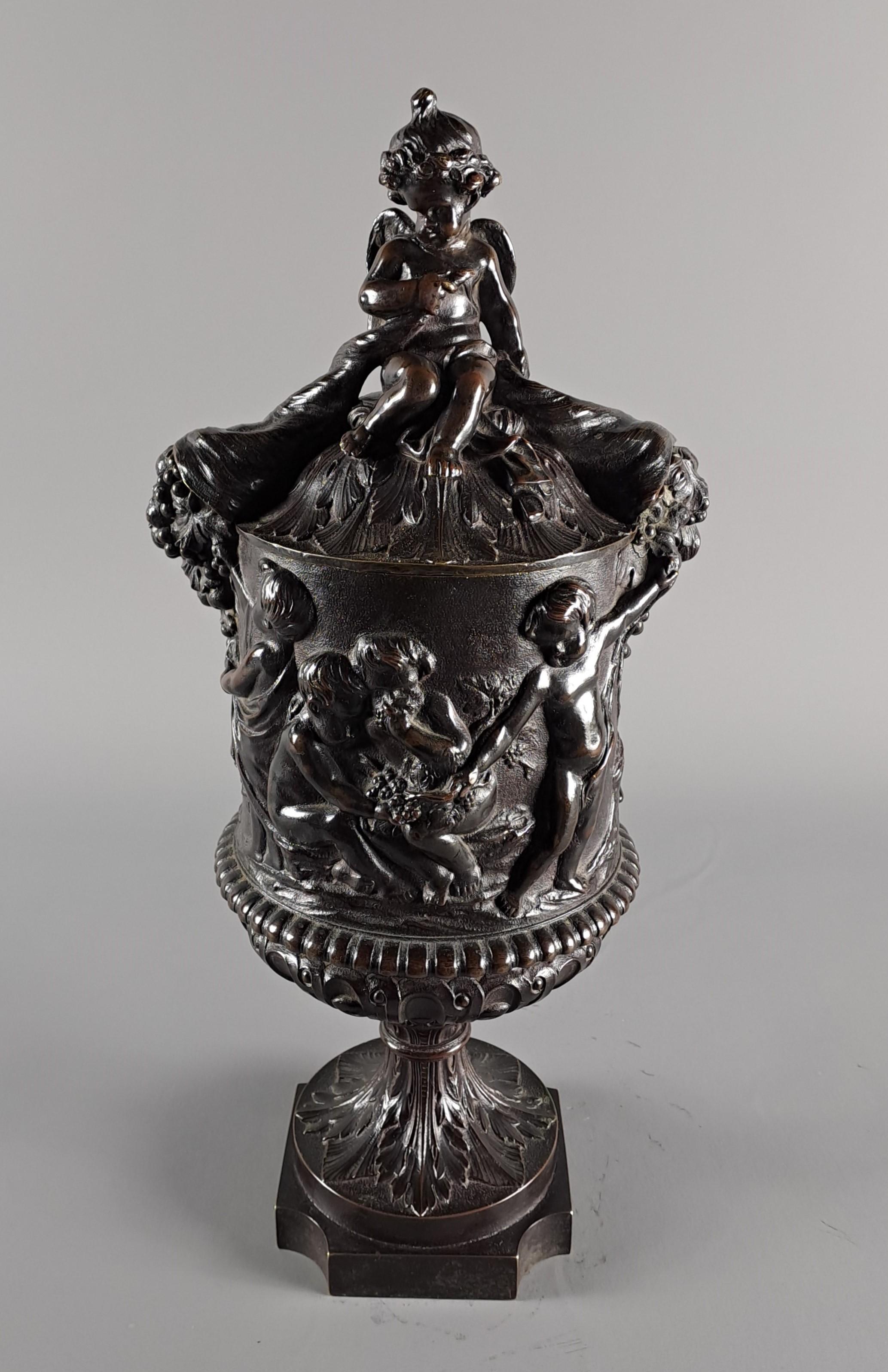 Vase couvert en bronze à patine brune décoré de bacchanales et de putti après la mort de l'artiste en vente 5