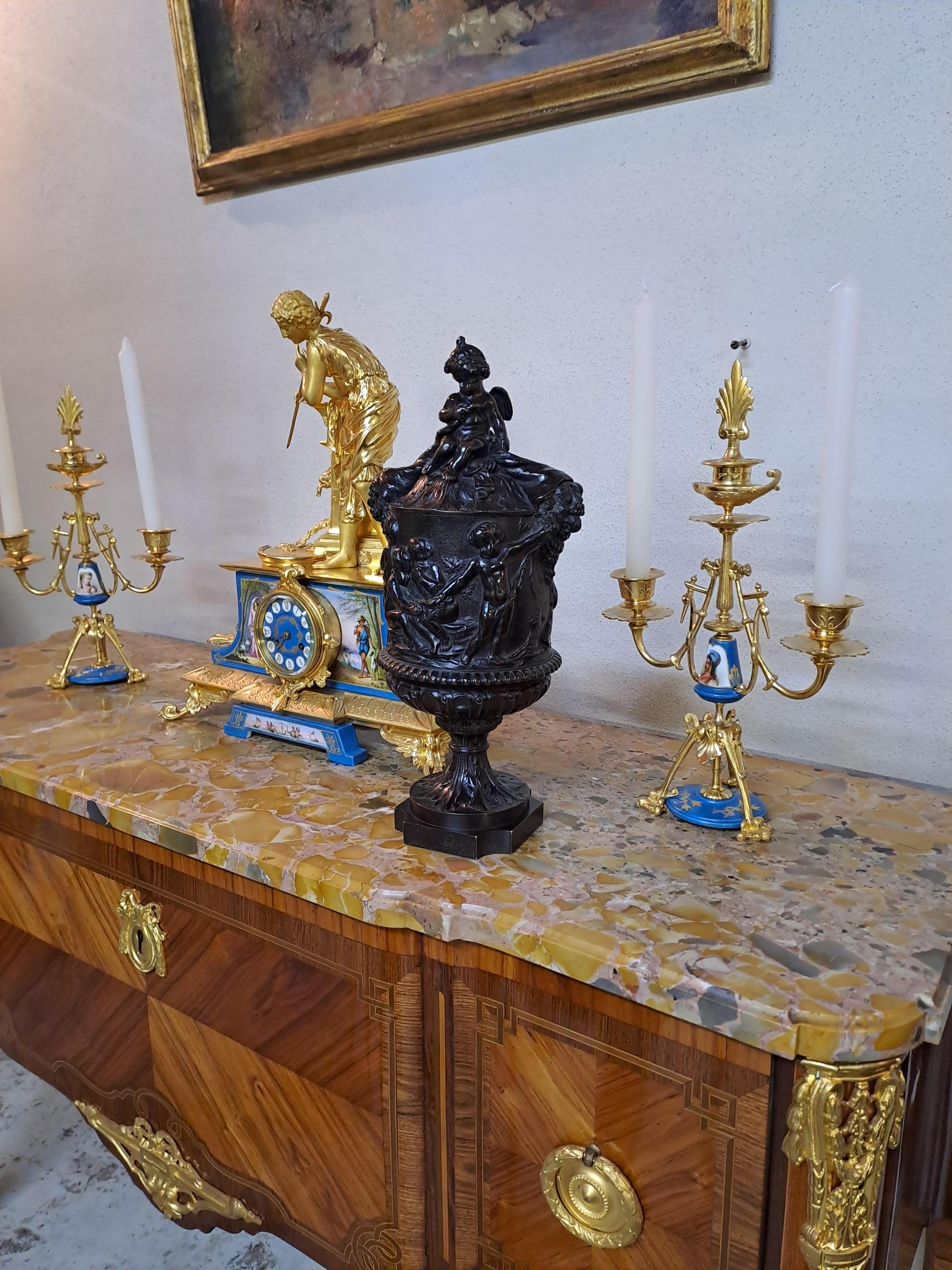 Vase couvert en bronze à patine brune décoré de bacchanales et de putti après la mort de l'artiste en vente 6