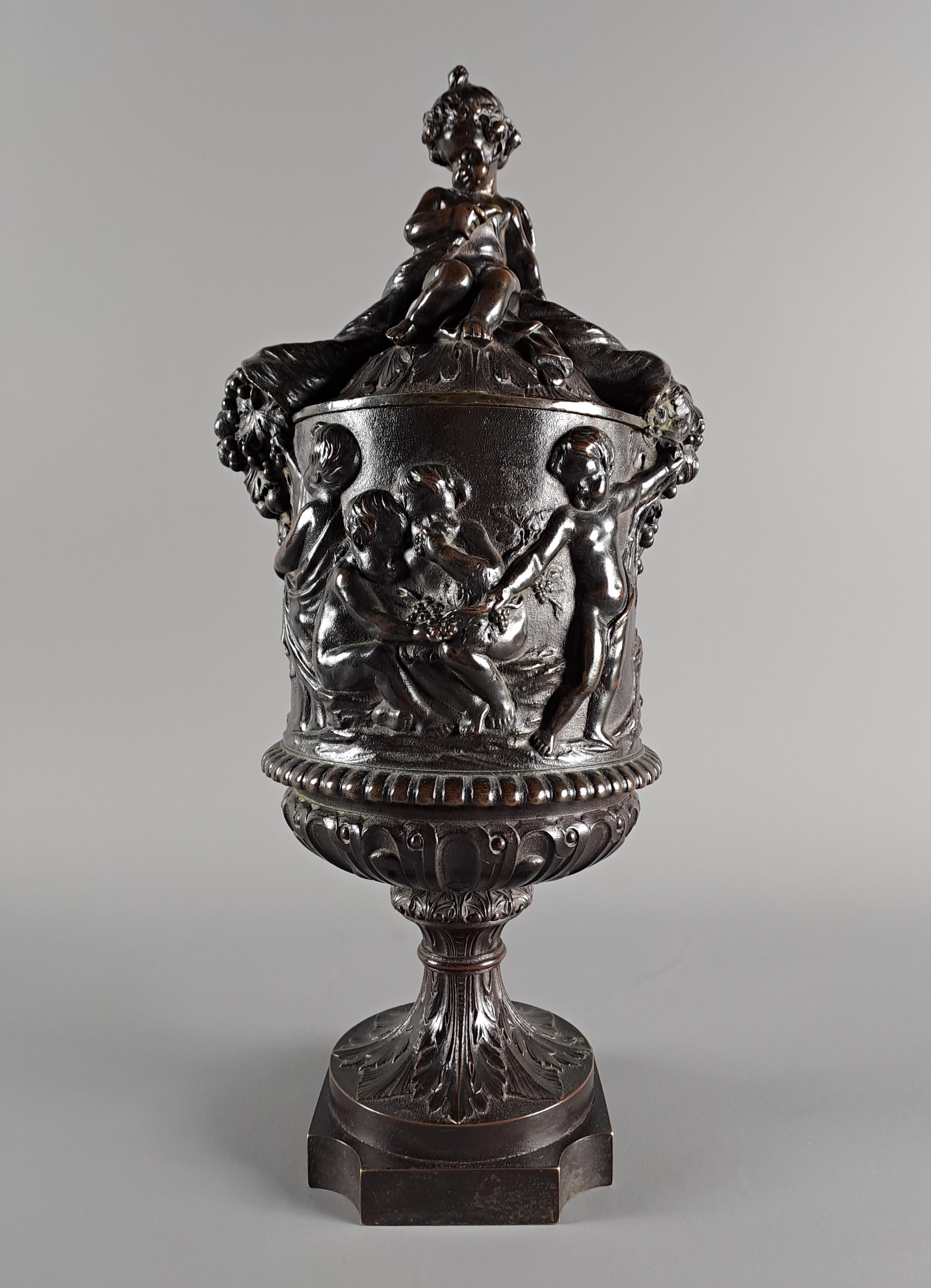 Napoléon III Vase couvert en bronze à patine brune décoré de bacchanales et de putti après la mort de l'artiste en vente
