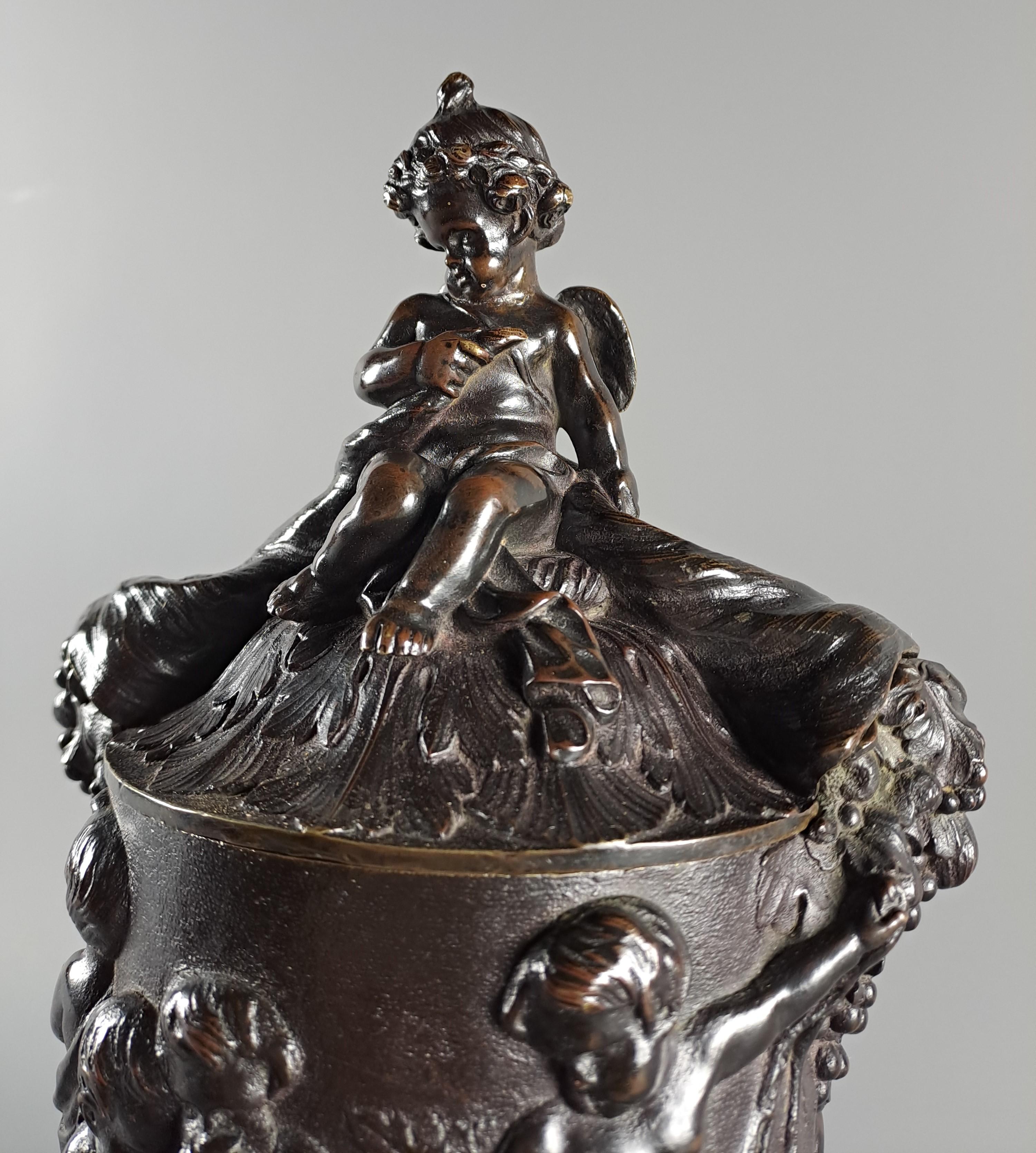 Européen Vase couvert en bronze à patine brune décoré de bacchanales et de putti après la mort de l'artiste en vente