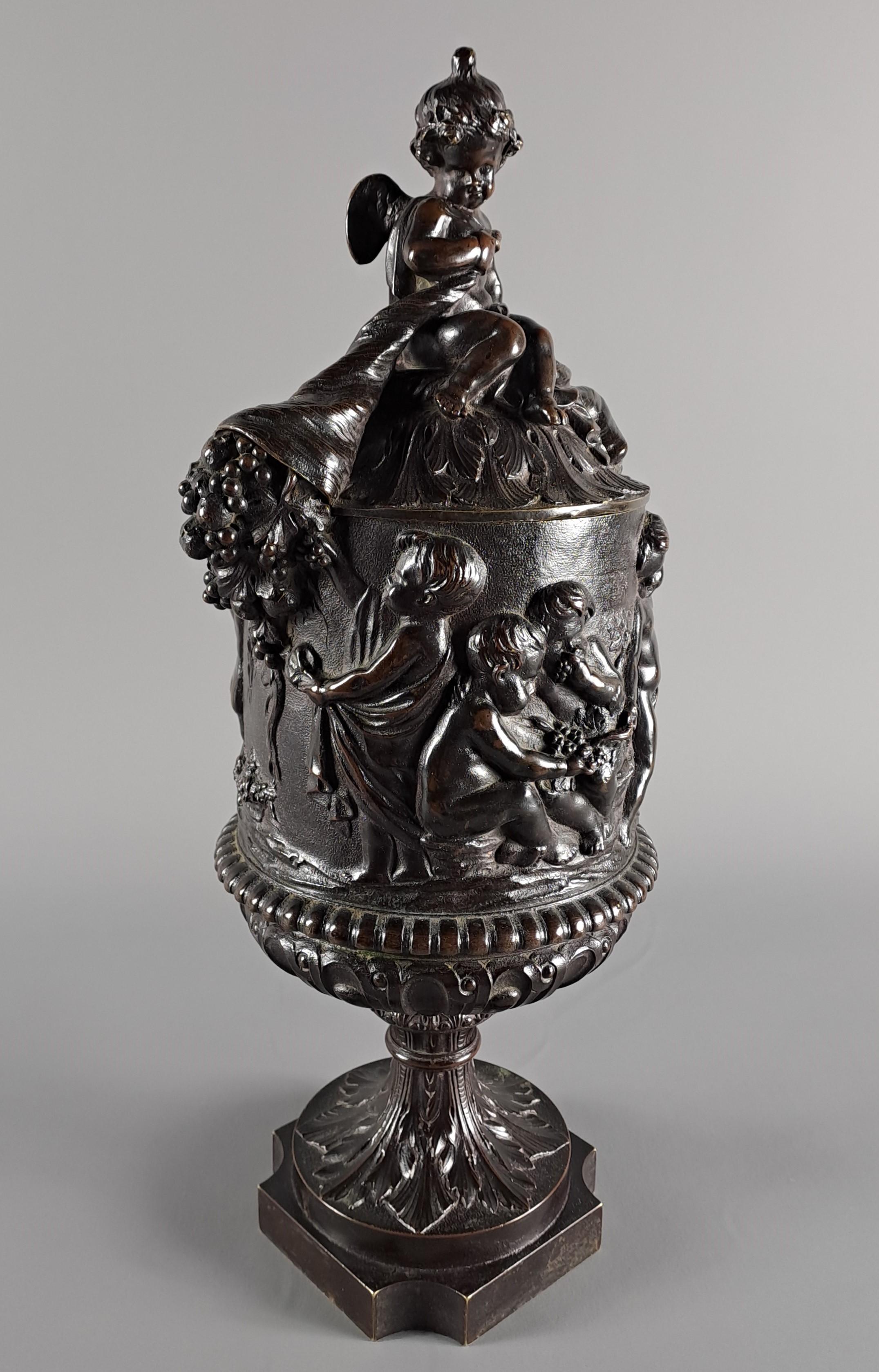 Vase couvert en bronze à patine brune décoré de bacchanales et de putti après la mort de l'artiste Bon état - En vente à BARSAC, FR