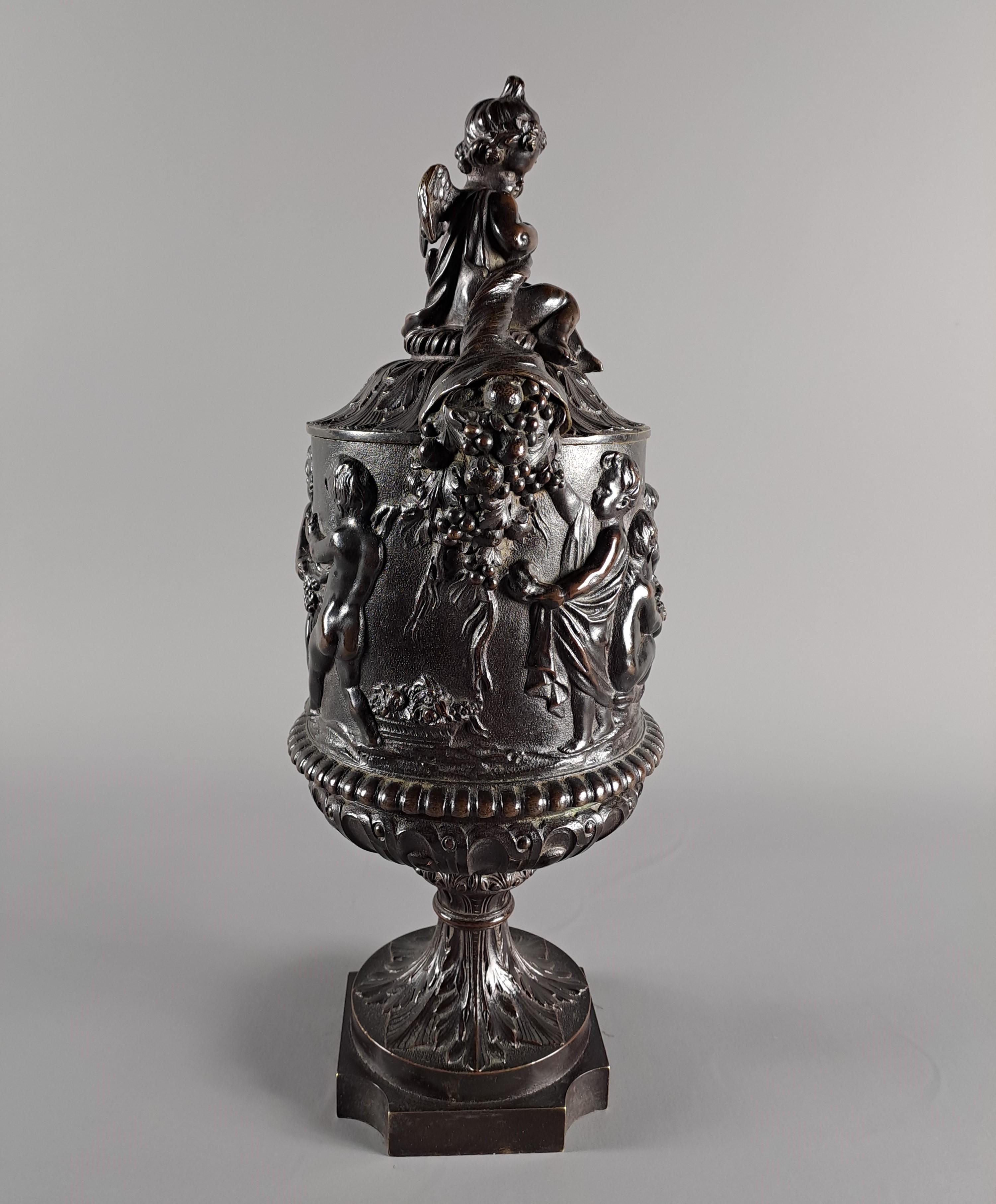 XIXe siècle Vase couvert en bronze à patine brune décoré de bacchanales et de putti après la mort de l'artiste en vente