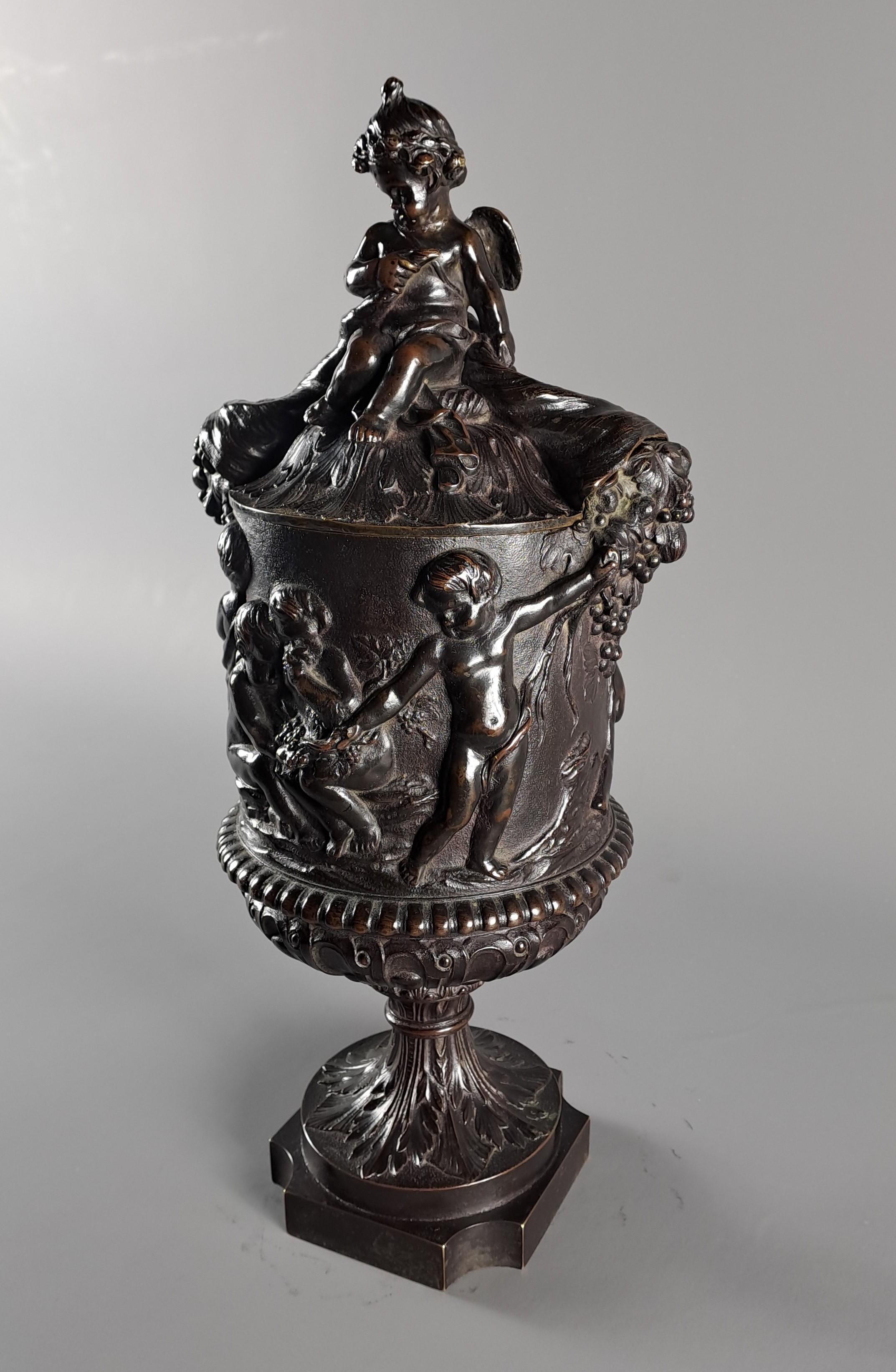 Vase couvert en bronze à patine brune décoré de bacchanales et de putti après la mort de l'artiste en vente 1
