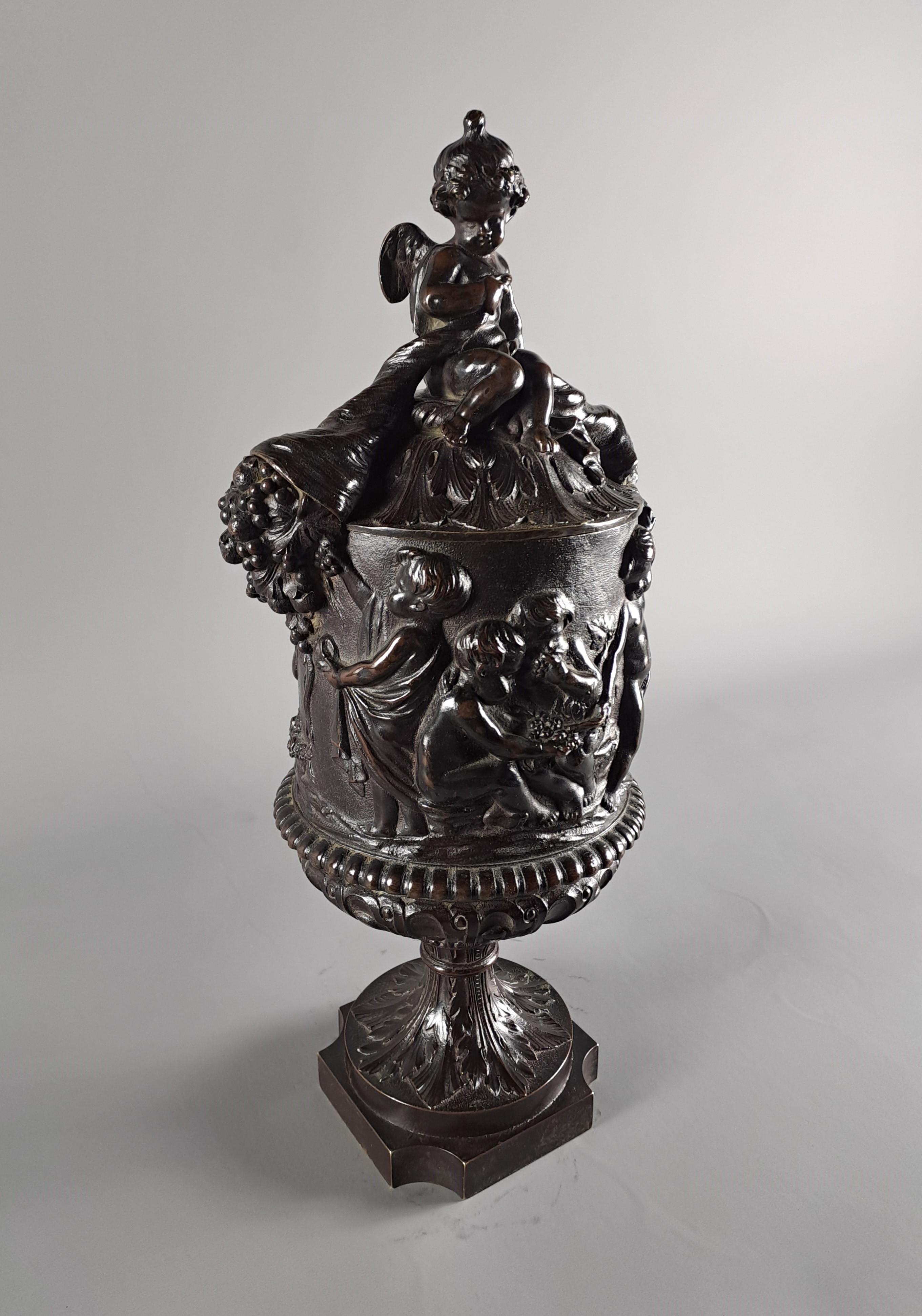 Vase couvert en bronze à patine brune décoré de bacchanales et de putti après la mort de l'artiste en vente 2