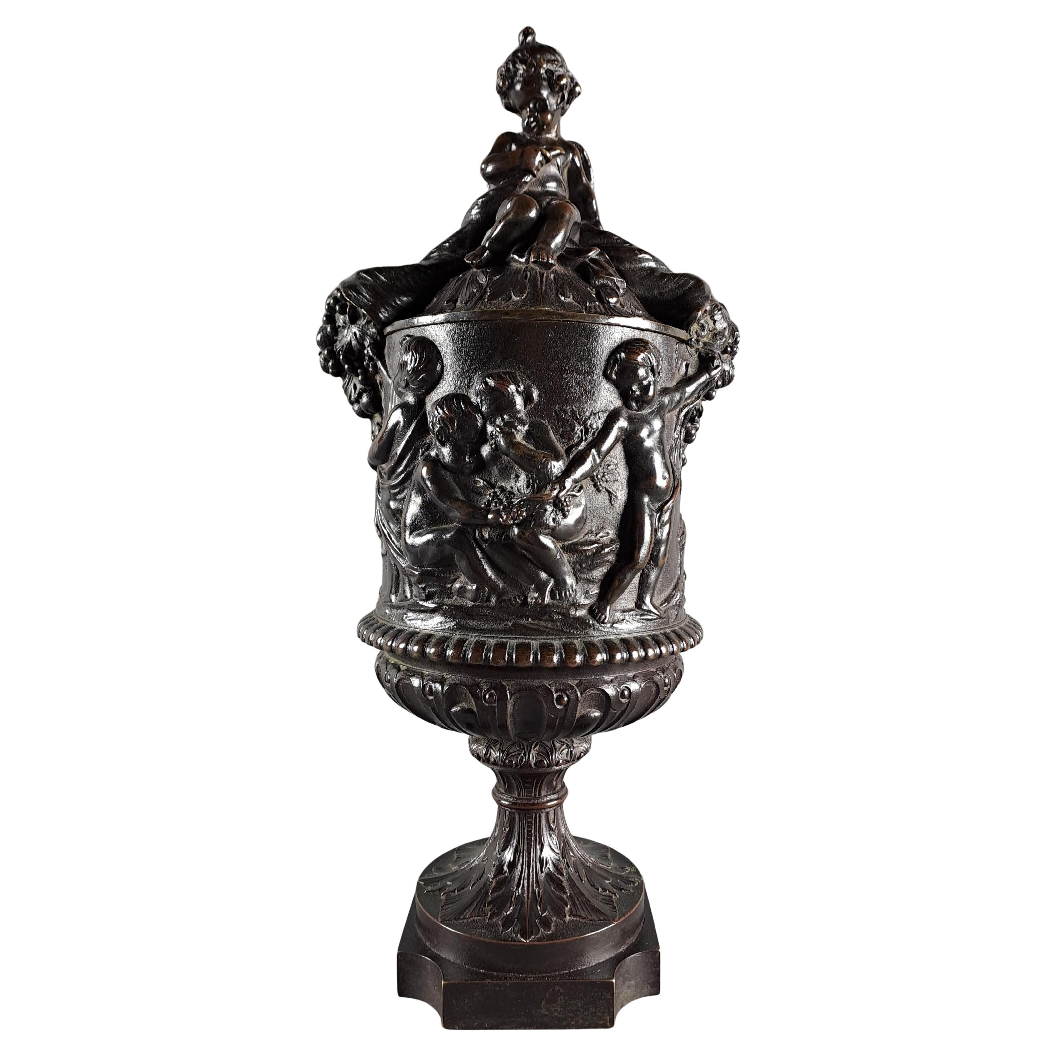 Vase couvert en bronze à patine brune décoré de bacchanales et de putti après la mort de l'artiste