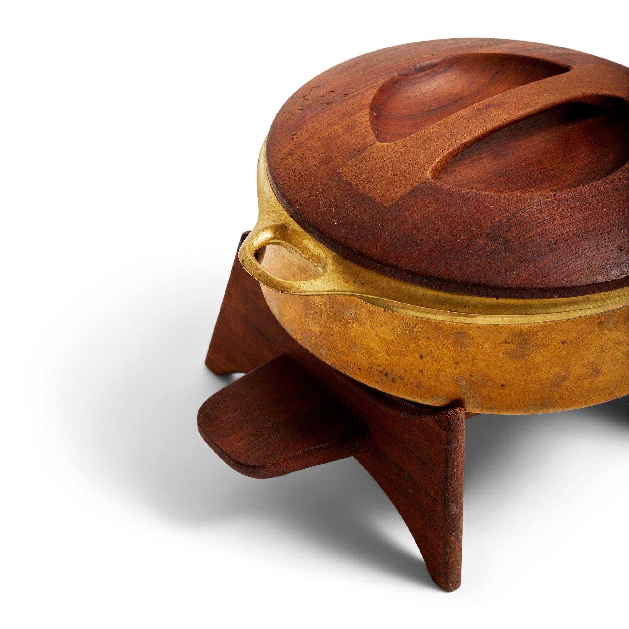 Casserole couverte avec Stand par Jens H. Quistgaard pour Dansk Designs Excellent état - En vente à Sagaponack, NY