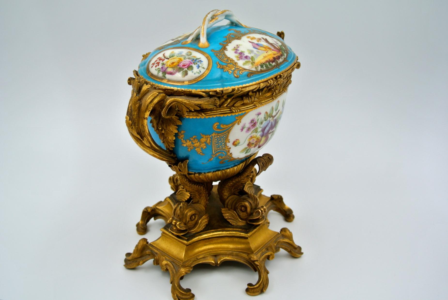 Covered Cup in Chiselled and Gilded Bronze and Painted Sèvres Porcelain 6