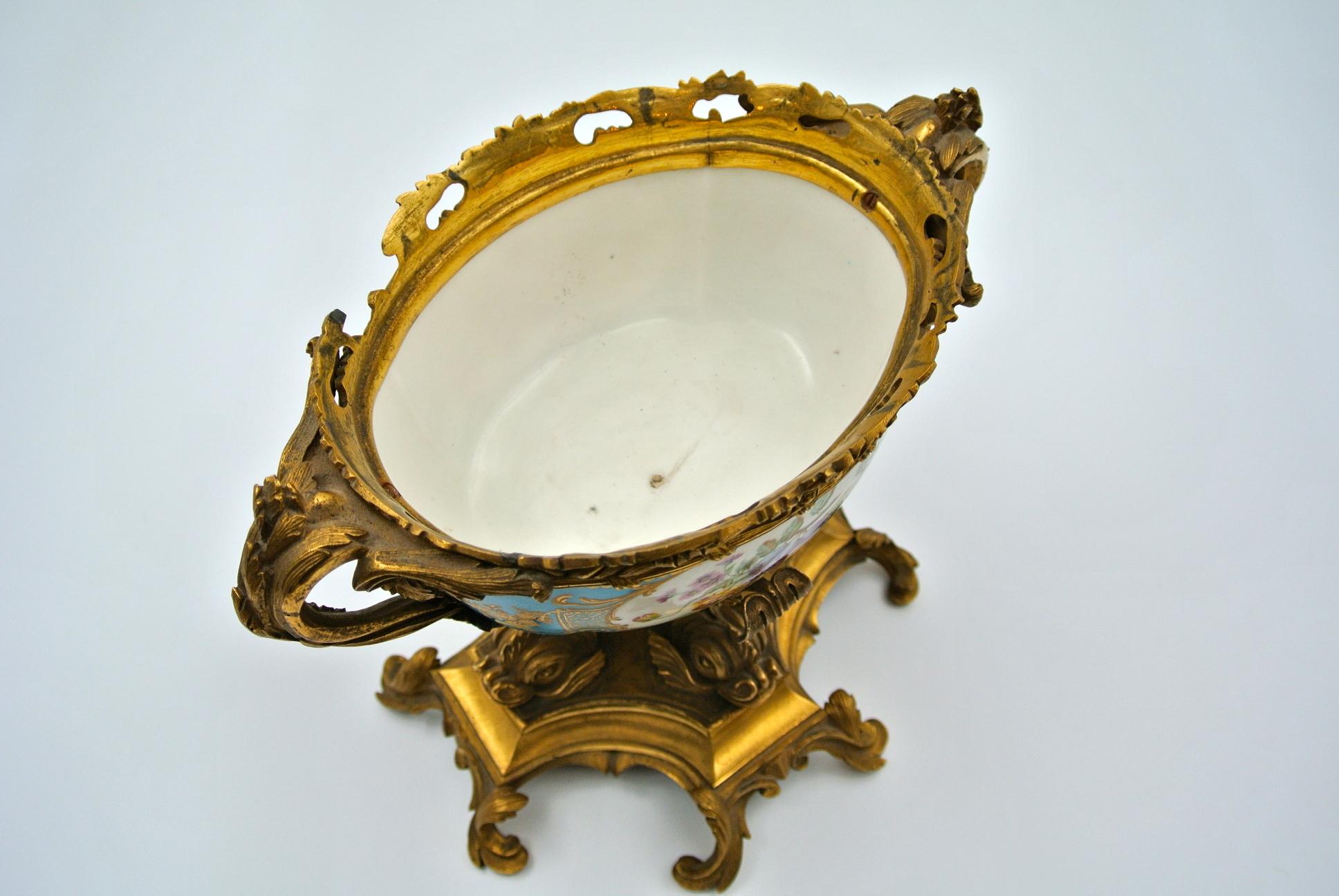 Covered Cup in Chiselled and Gilded Bronze and Painted Sèvres Porcelain 10