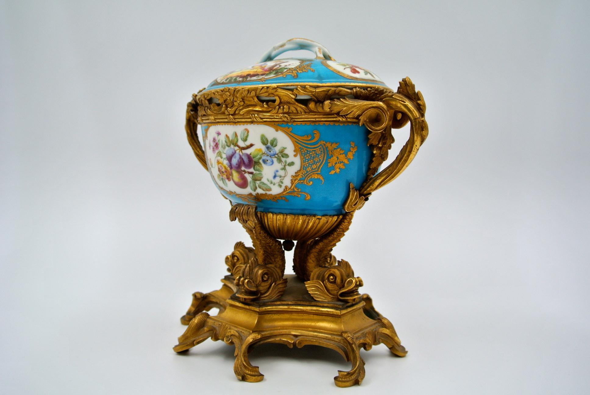 Covered cup in chiselled and gilded bronze and painted Sèvres Porcelain of the 19th century, Napoleon III Period
Measures: H 23cm, W 24cm, D 18cm.