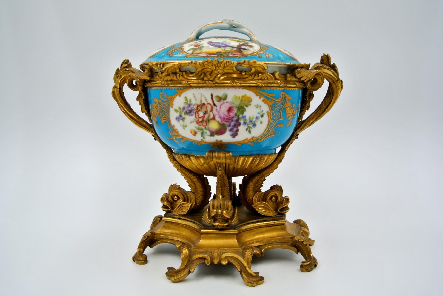 Covered Cup in Chiselled and Gilded Bronze and Painted Sèvres Porcelain In Good Condition In Saint-Ouen, FR