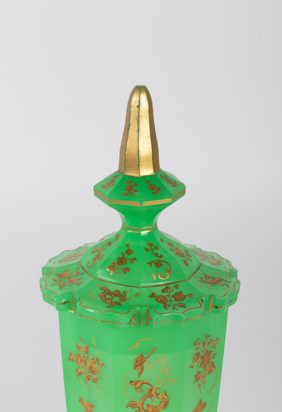 Covered cup in opaline, green and gold enamel, Napoleon III, 19th century
Measures: H 30cm, D 11cm.