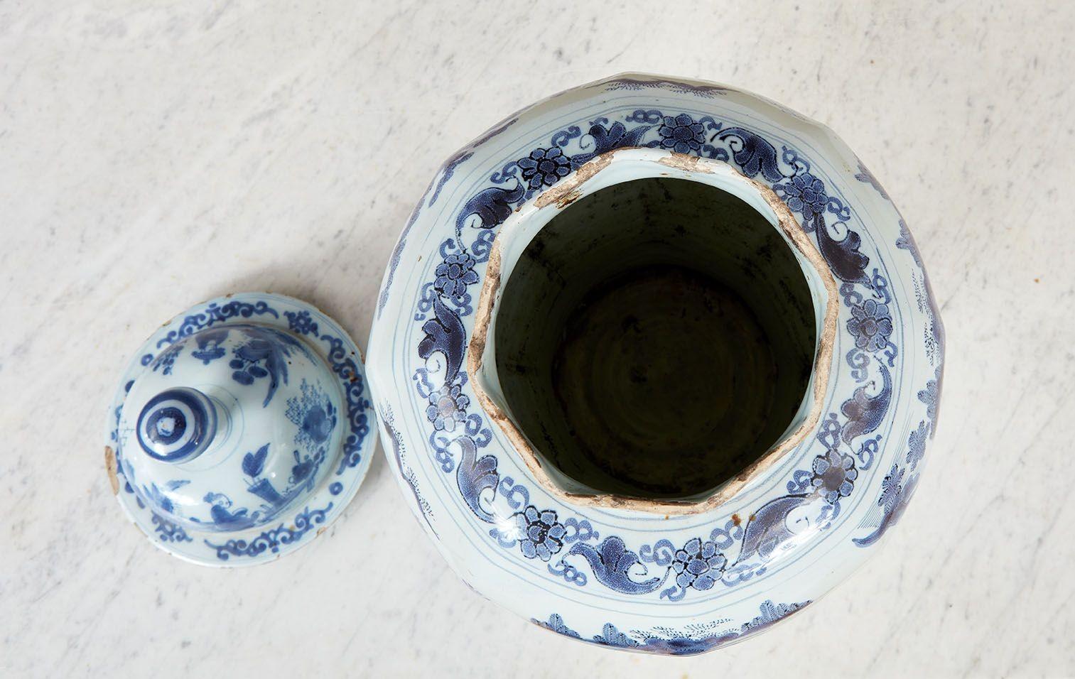 Covered Delft Jar im Angebot 4