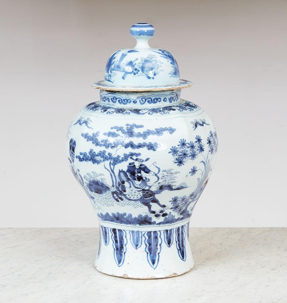 Covered Delft Jar im Angebot 1