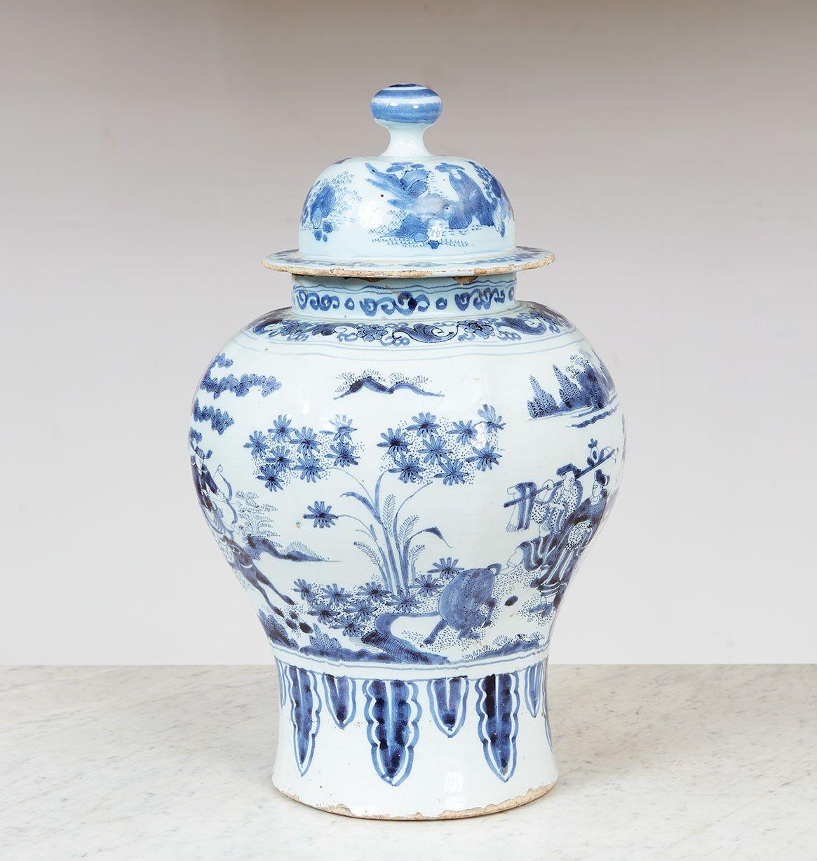 Covered Delft Jar im Angebot 2