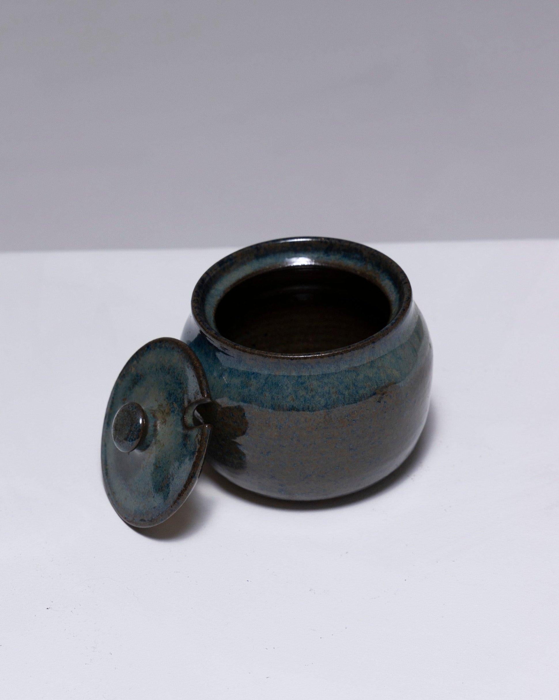 Covered earthenware jar by François Jarlov in the 1990s. Round body with a vibrant petrol blue glaze, featuring a snug-fitting lid with a simple finial. signed underneath: 