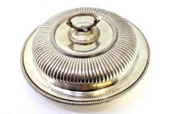 Covered fluted plate, compartments for appetizers
