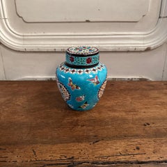 Vaso coperto con smalto Longwy, decorazioni floreali e farfalle, XIX secolo