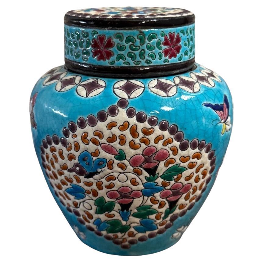 Vaso coperto con smalto Longwy, decorazioni floreali e farfalle, XIX secolo