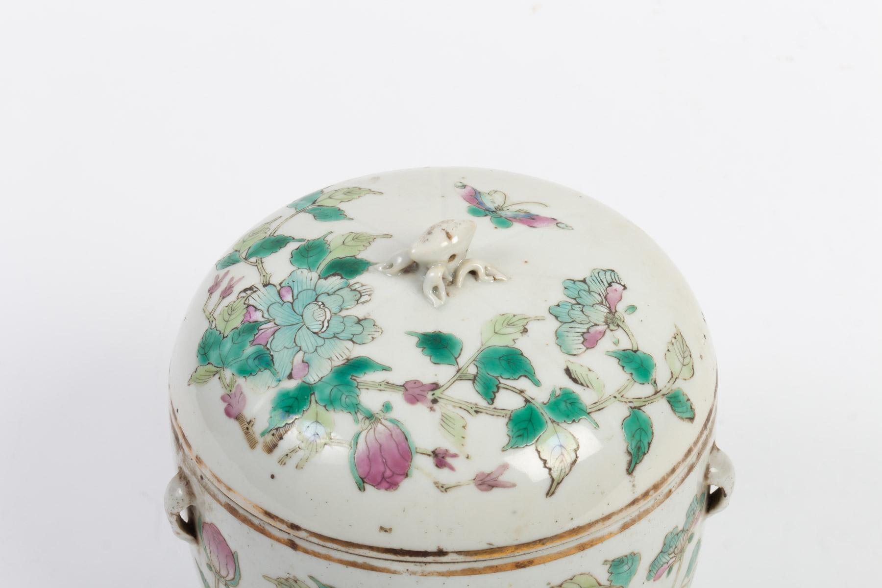 Covered pot China, late 19th century, small egrénure

Measures: H 19cm, D 17cm.