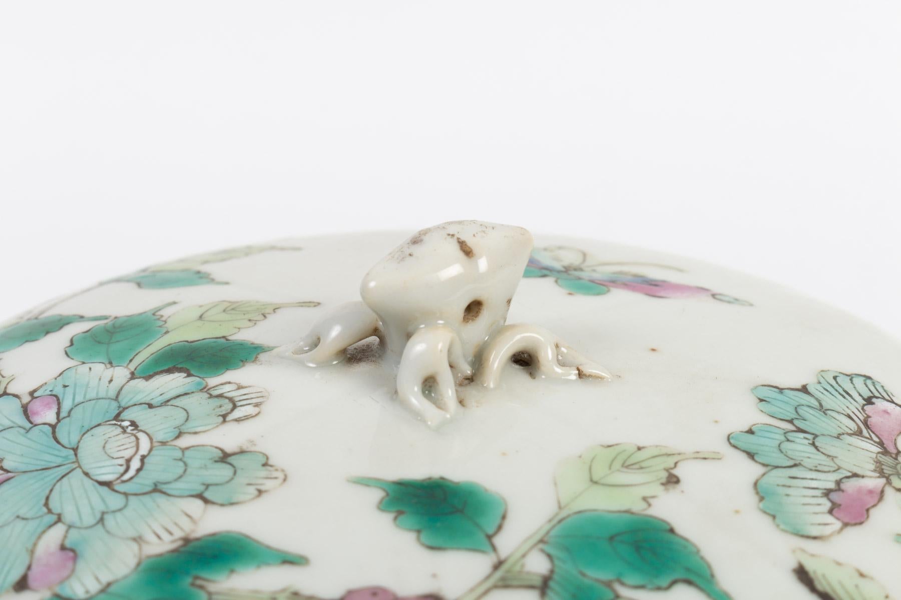 Chinoiserie Covered Pot China, End of the 19th Century