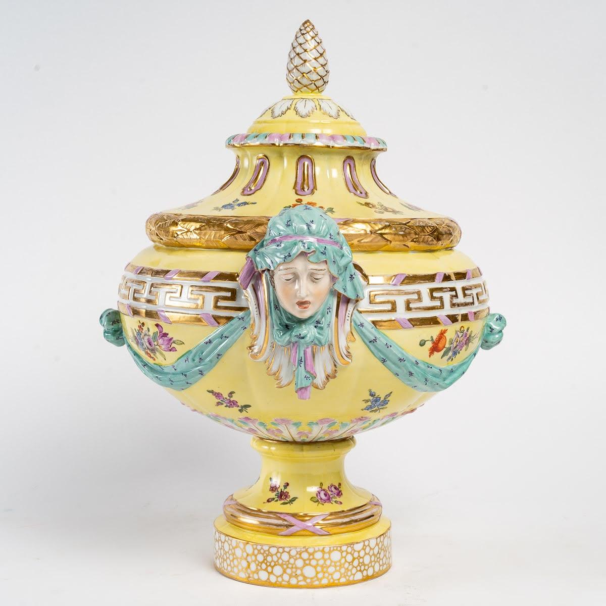 Covered Pot in Berlin Porcelain, KPM Manufactory, 19th Century. In Good Condition For Sale In Saint-Ouen, FR