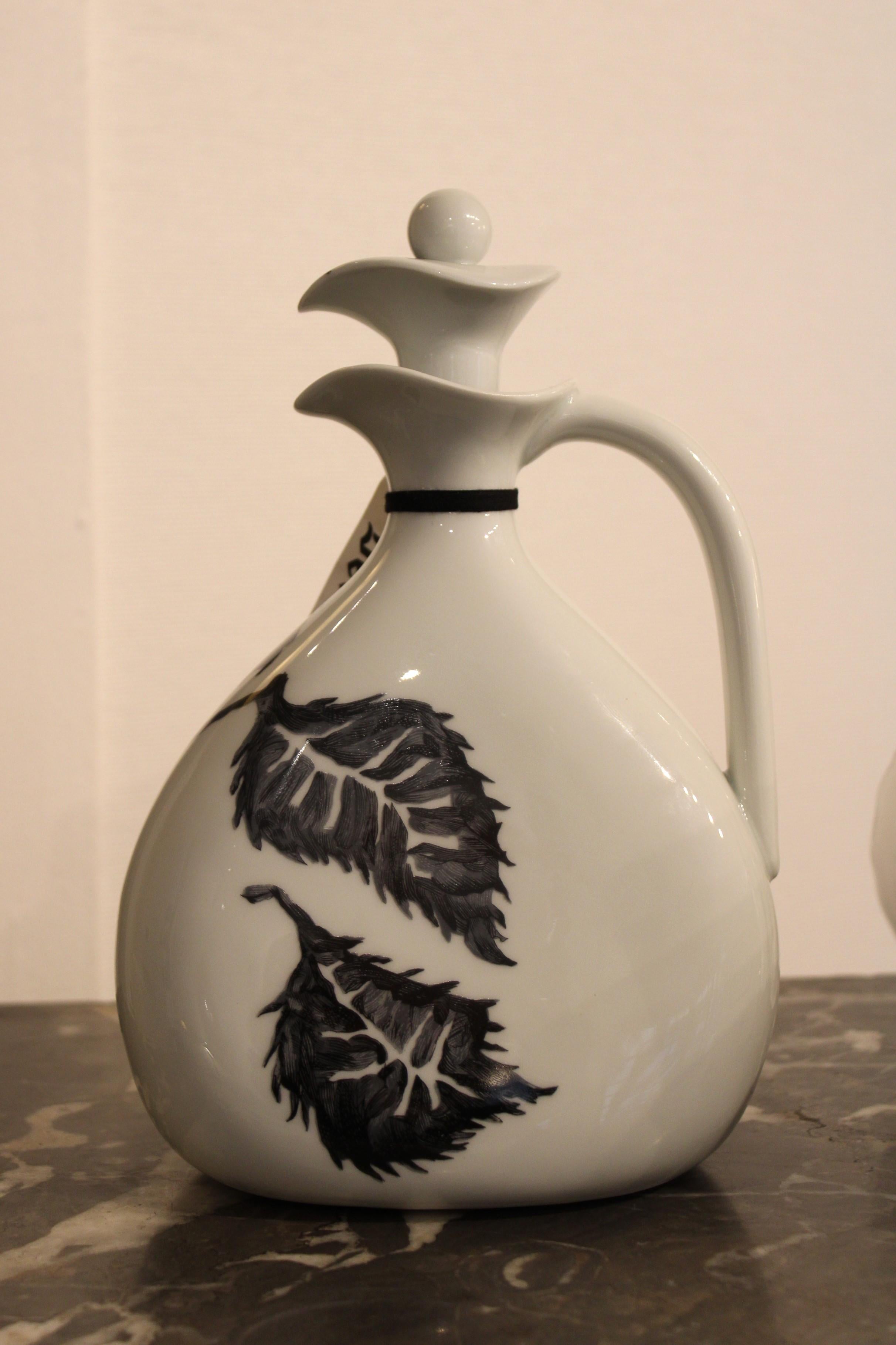 Covered pot in enamelled porcelain with a sun, France, circa 1960 In Excellent Condition For Sale In Paris, FR